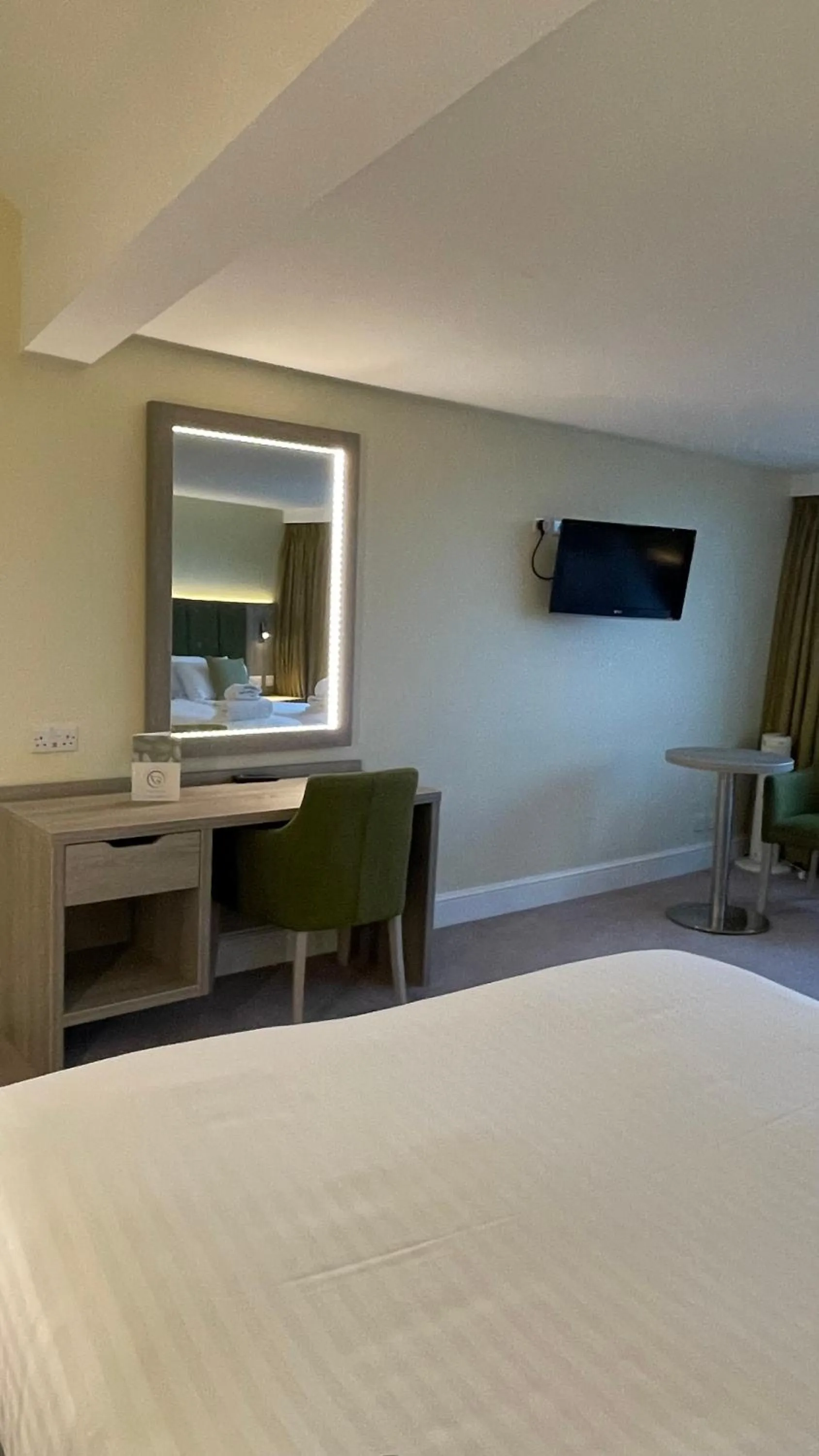 Bedroom, Bed in Hellidon Lakes Hotel