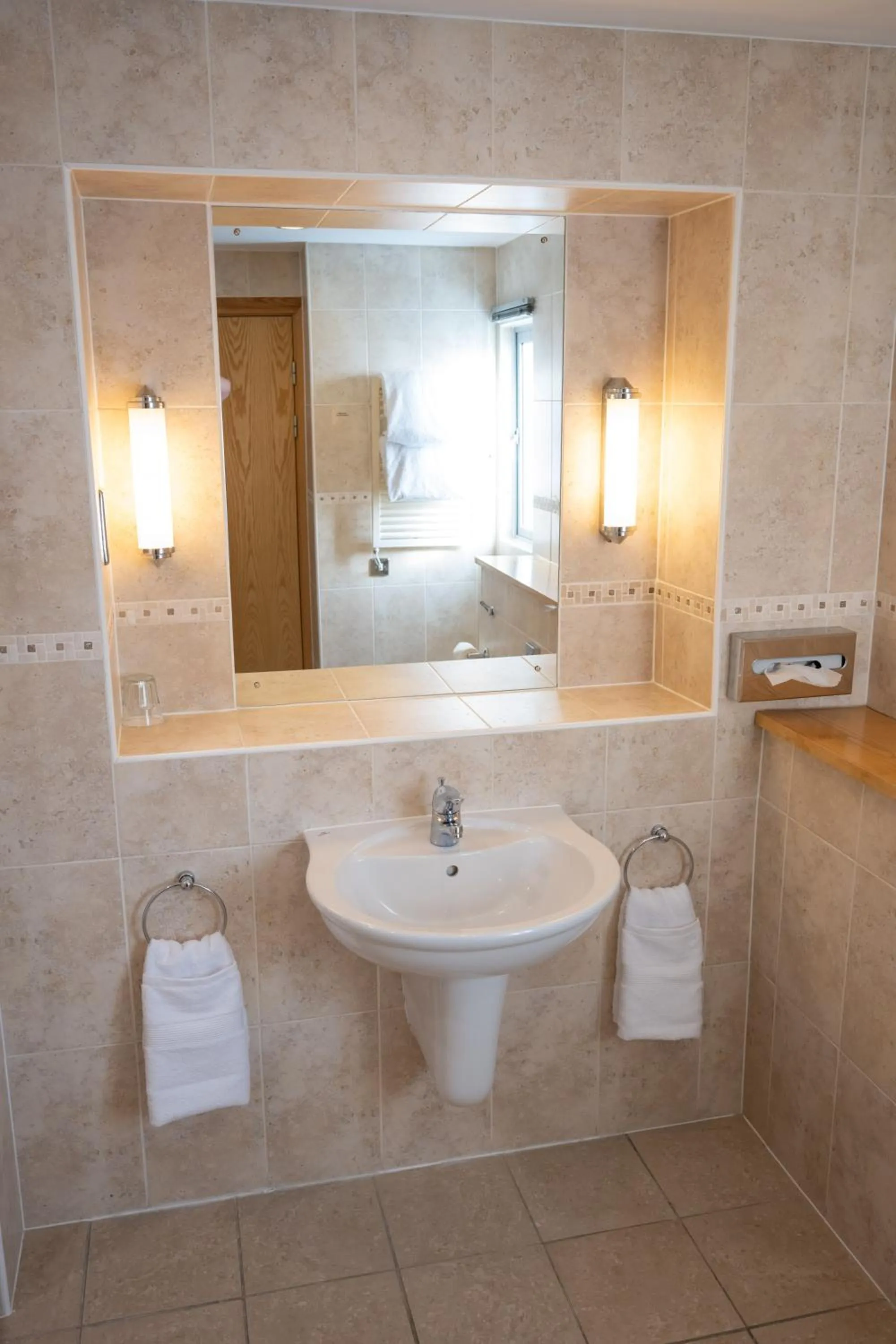 Bathroom in Hellidon Lakes Hotel
