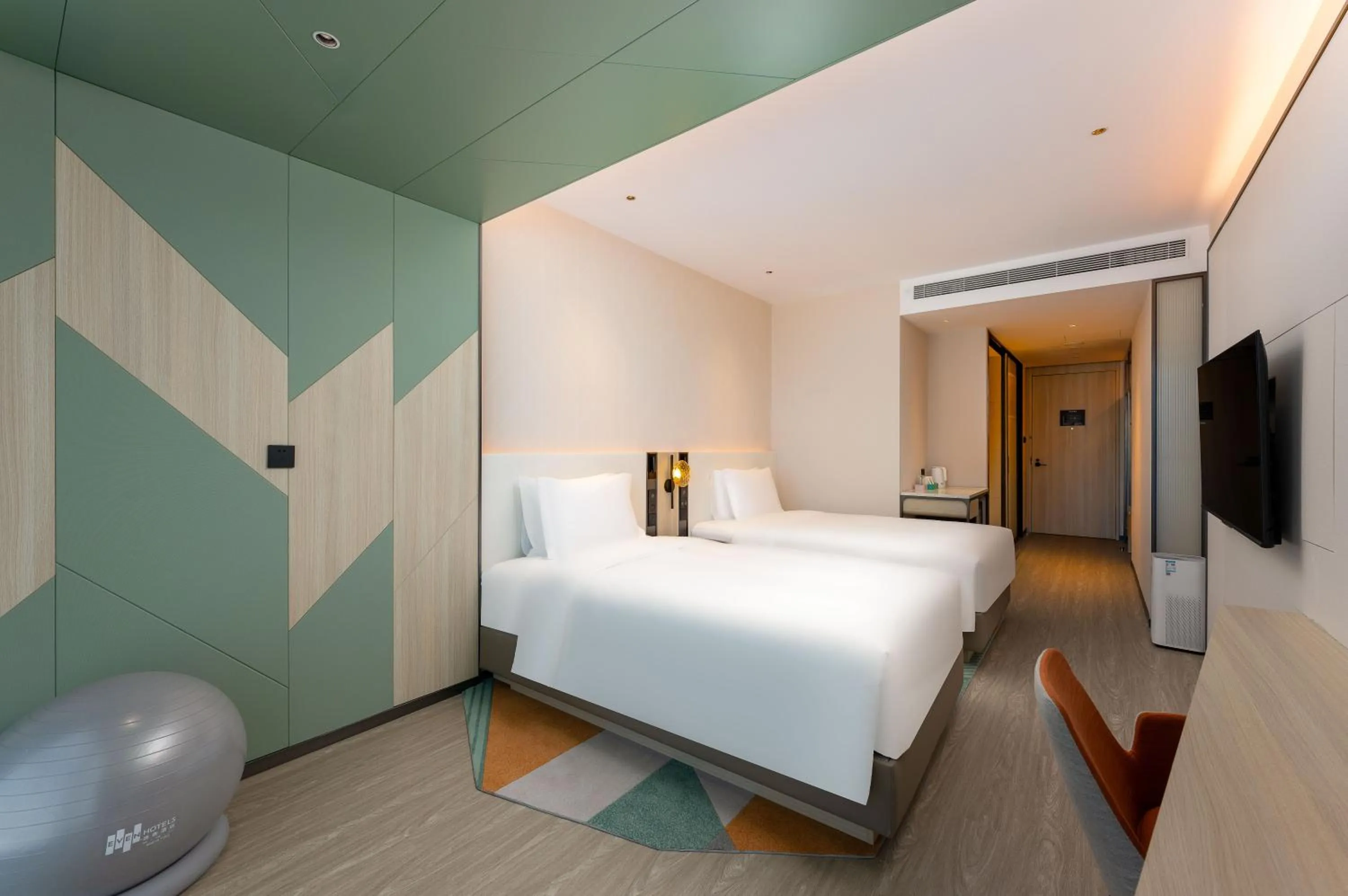 Photo of the whole room, Bed in EVEN Hotel Qingdao Laoshan - an IHG Hotel