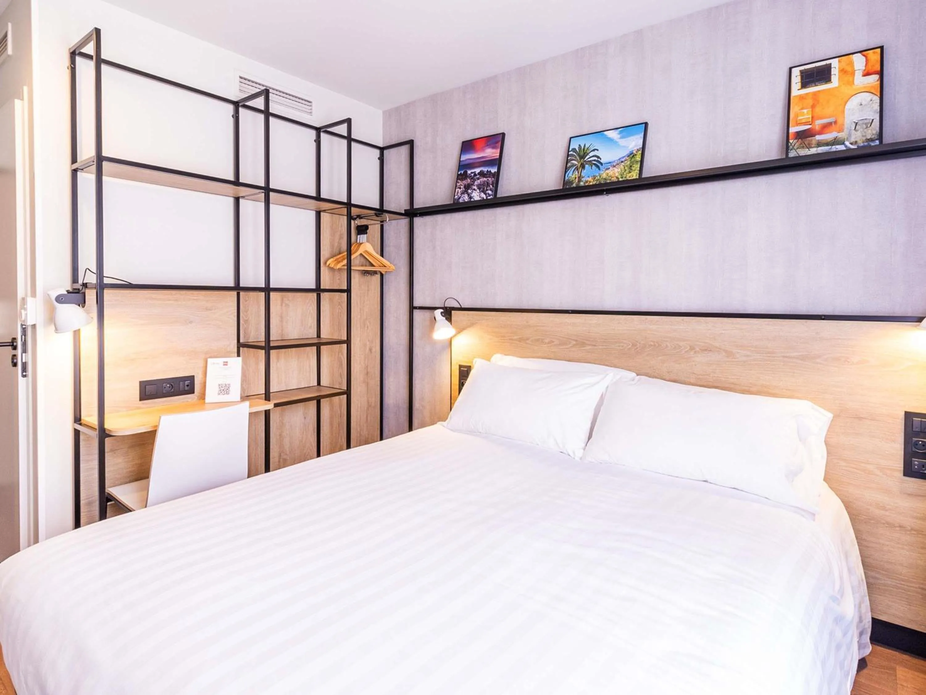 Bedroom, Bed in Ibis Roquebrune Cap Martin Menton