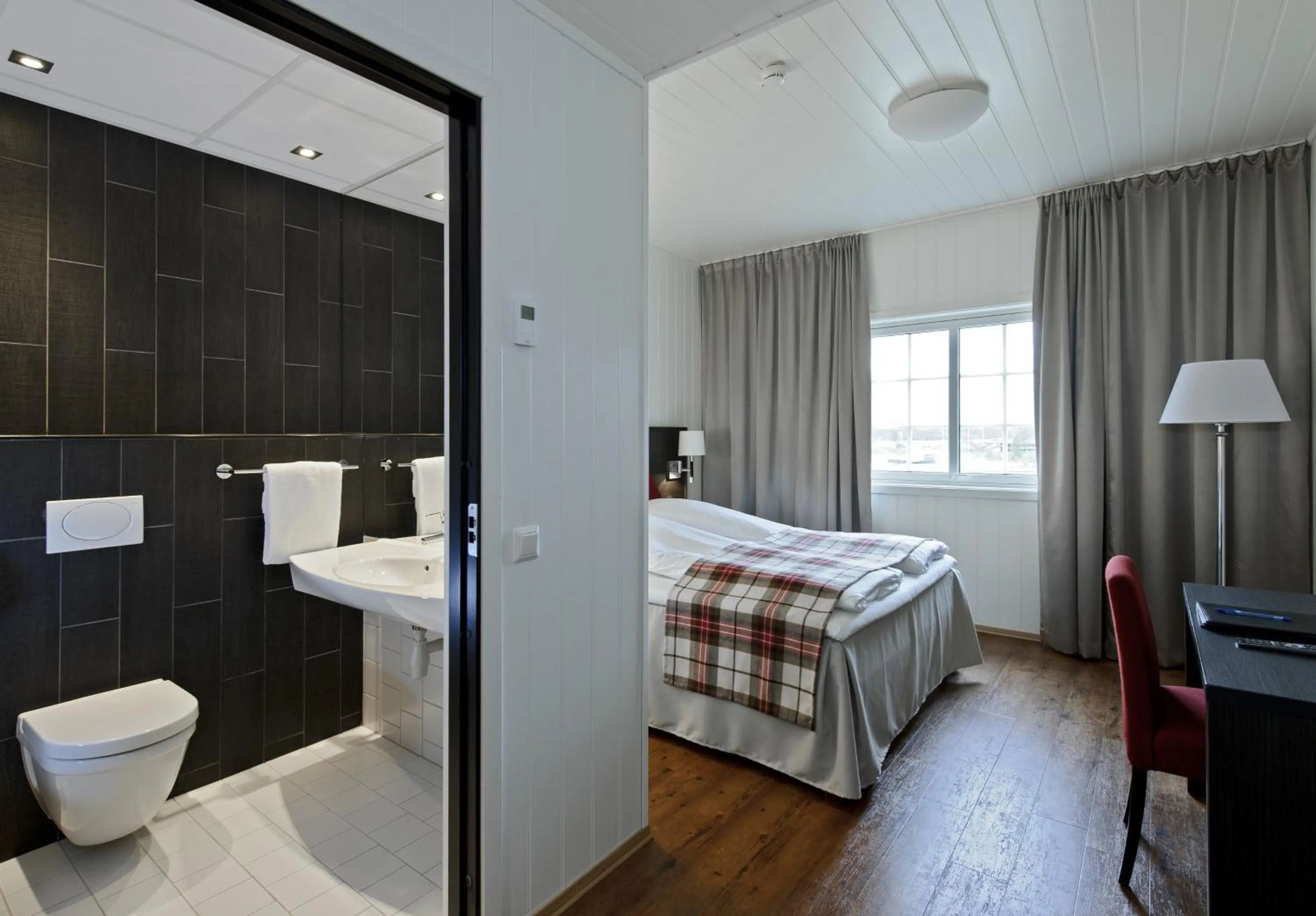 Shower, Bed in Vollan Gjestestue