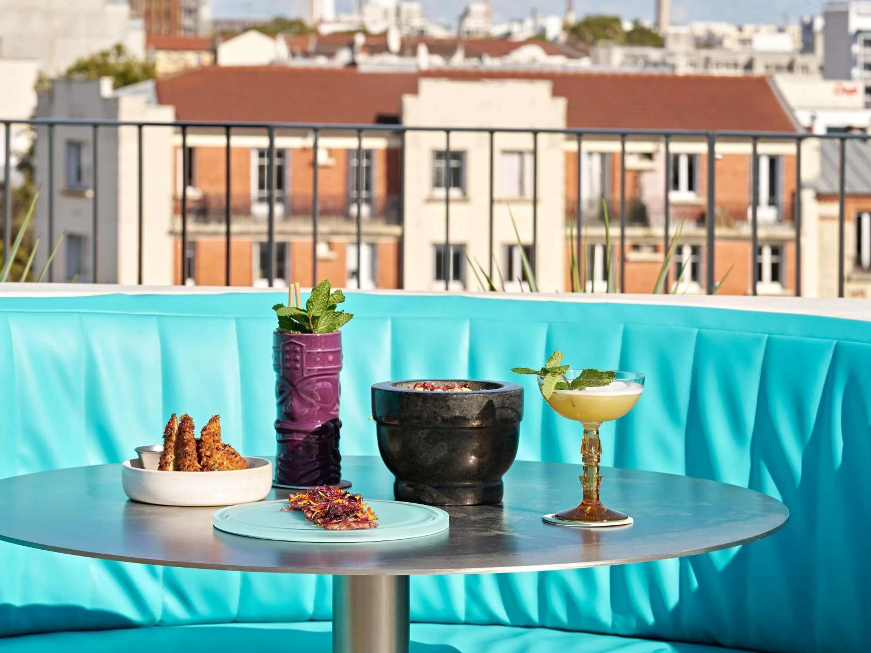 Lounge or bar in TRIBE Paris Clichy