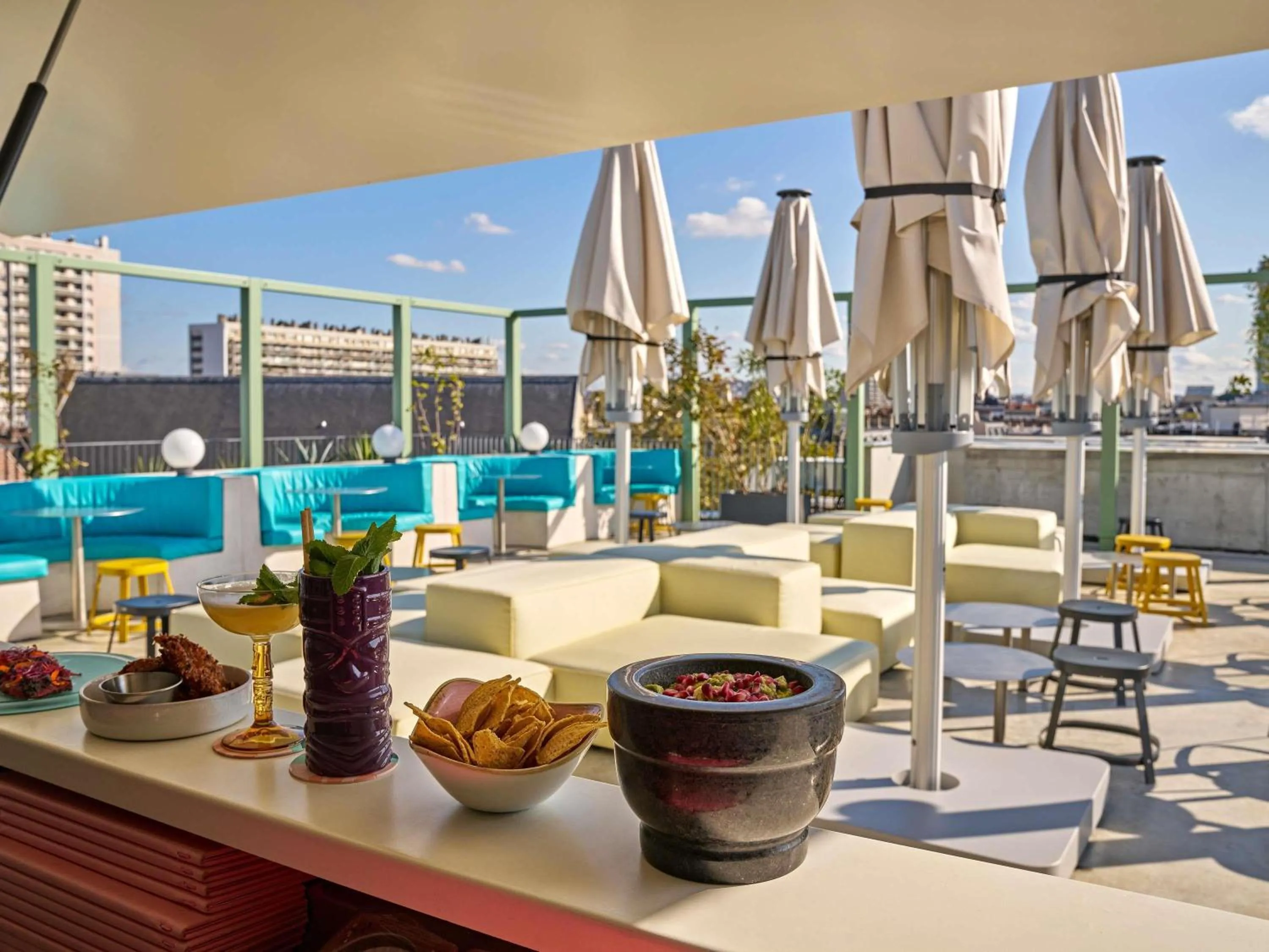 Lounge or bar in TRIBE Paris Clichy