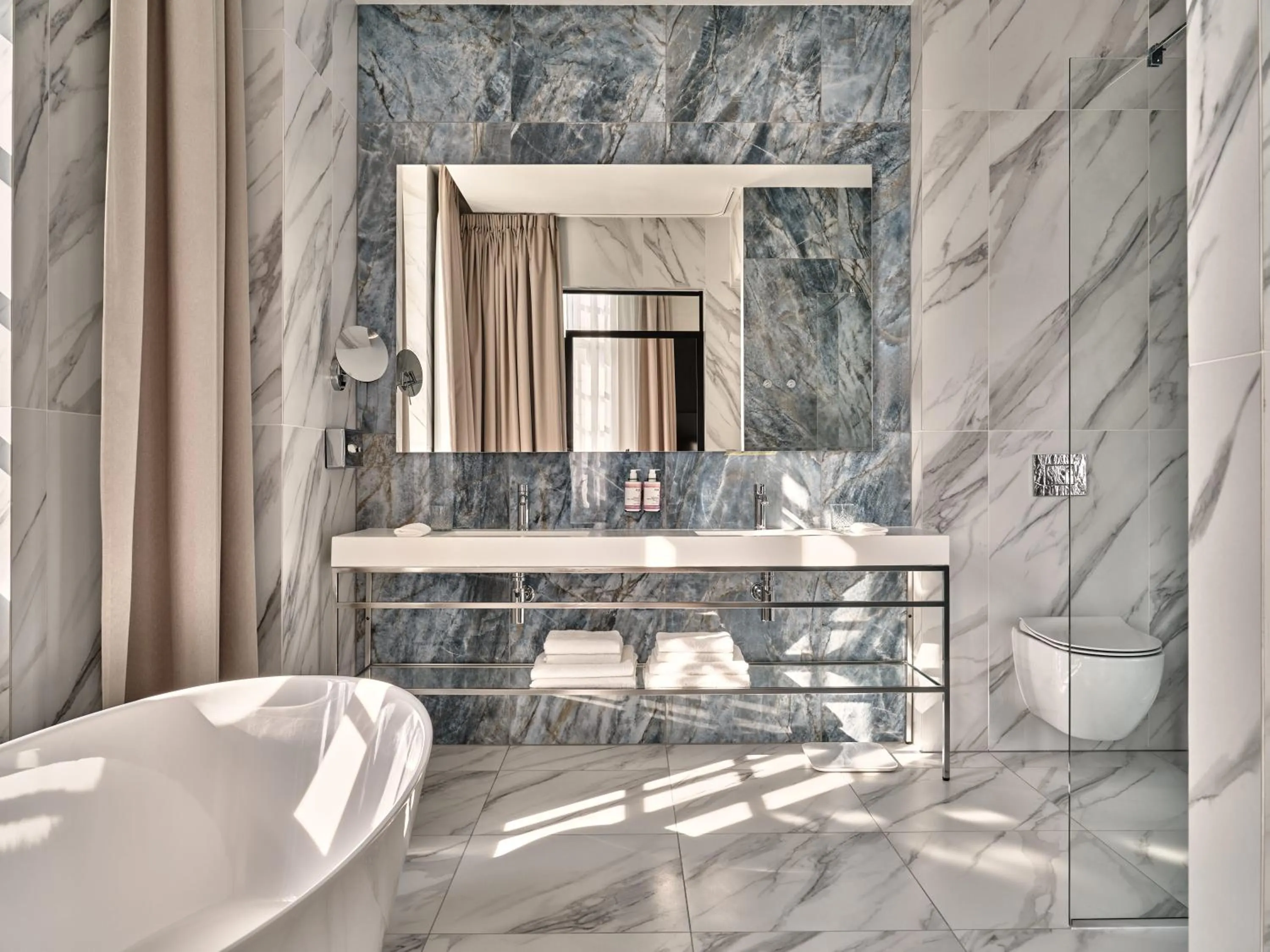 Bathroom, Bed in Mövenpick Grand Hotel Wroclaw