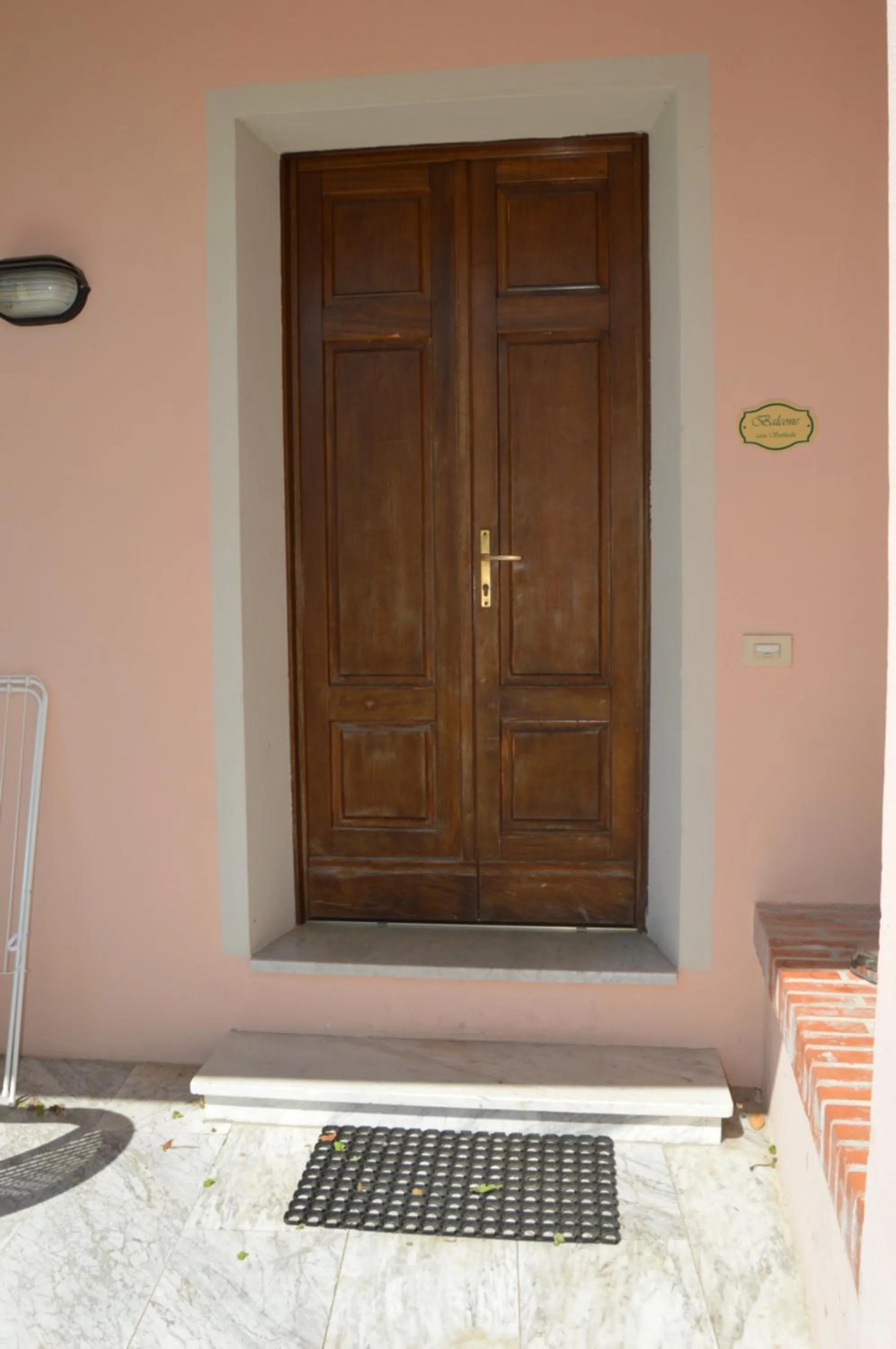 Facade/entrance in Casa Sarticola