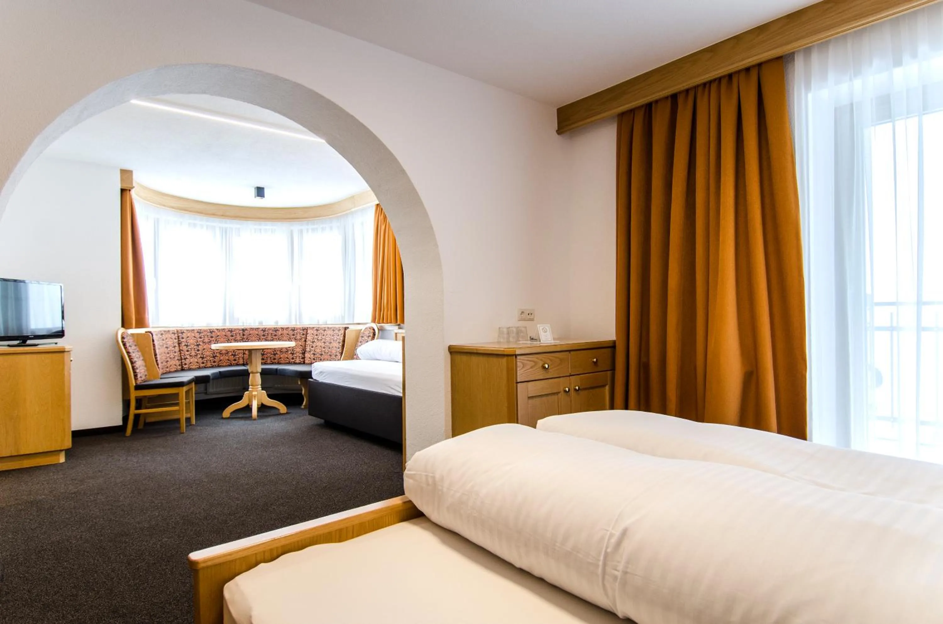 Living room, Bed in Hotel Garni Persutt