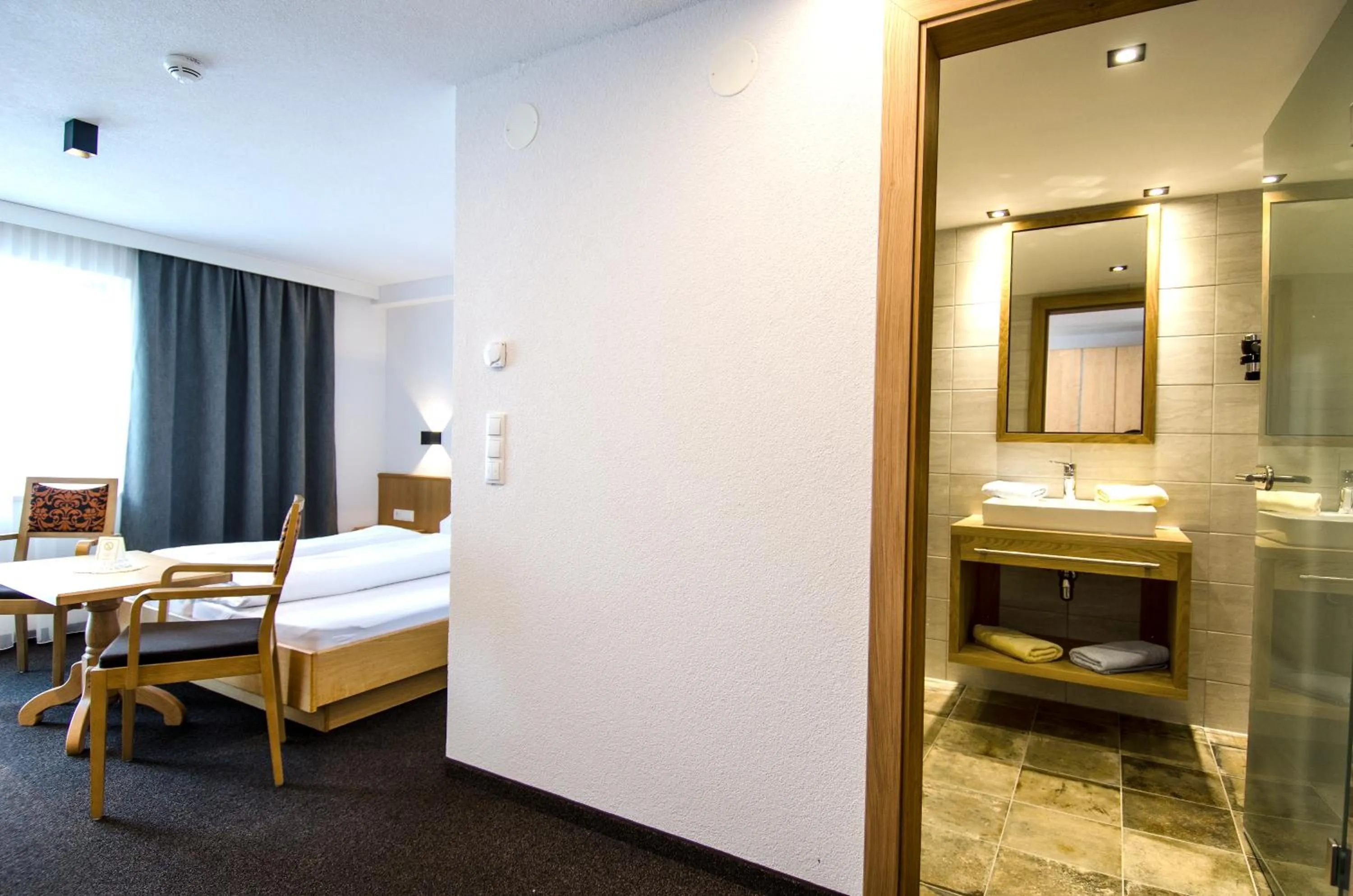 Shower, Bed in Hotel Garni Persutt