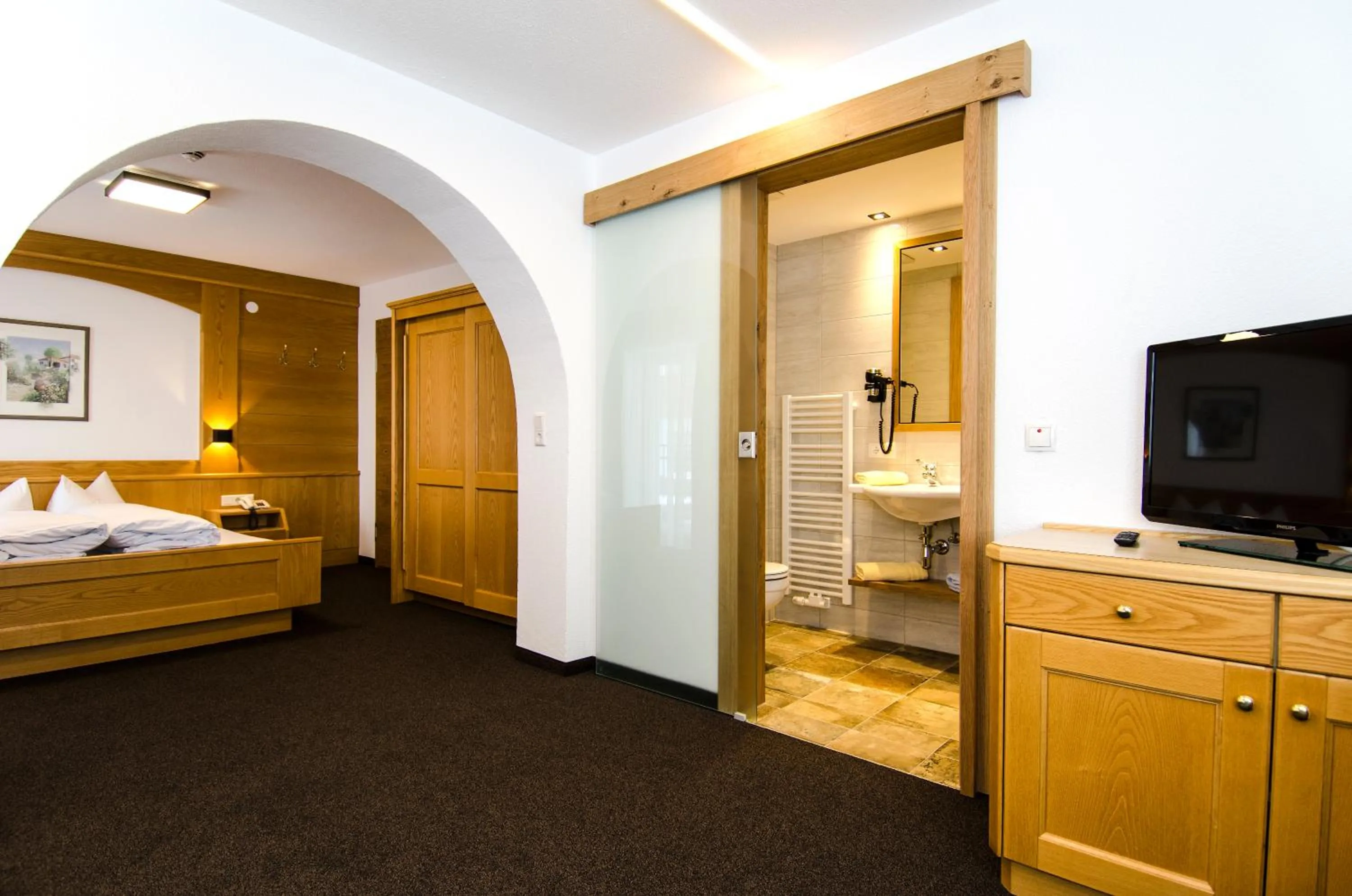 Shower, Bed in Hotel Garni Persutt