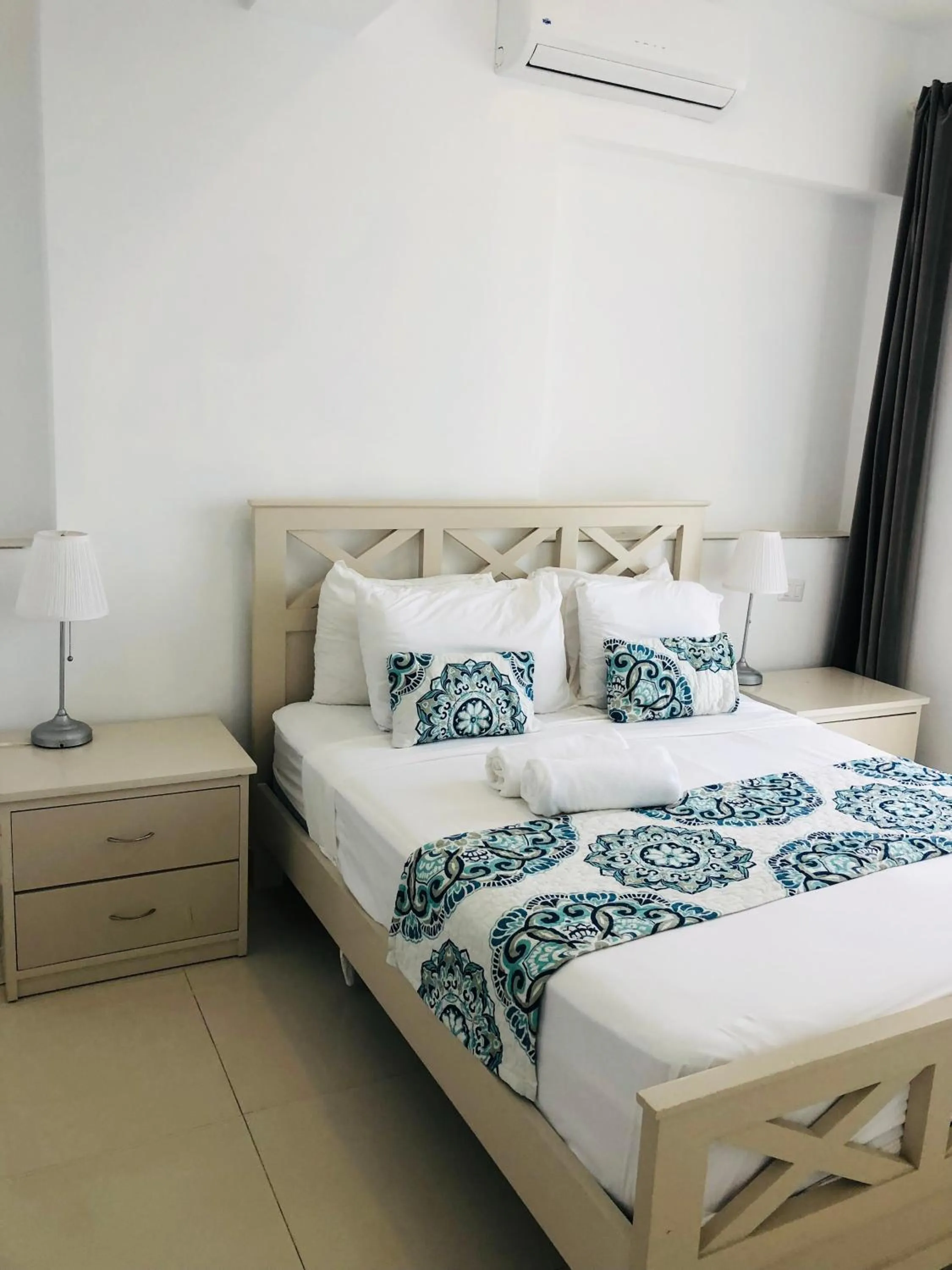 Bed in Ducassi Rooftop Pool Suites Beach Club and SPA