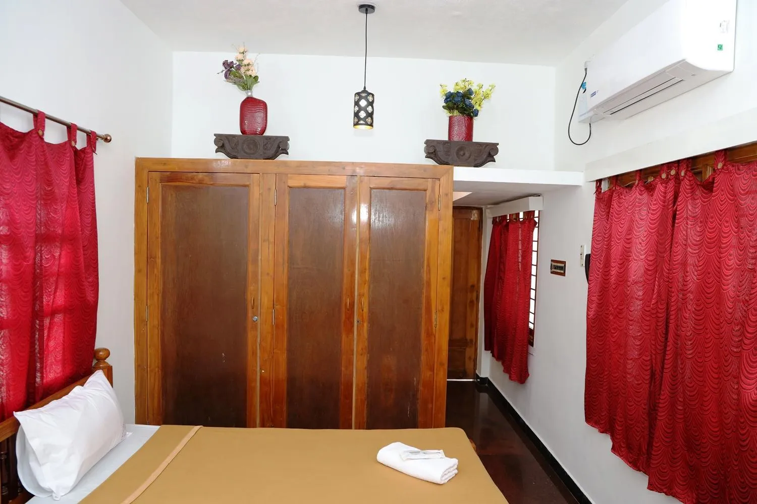 Photo of the whole room in LA VILLA CREOLE