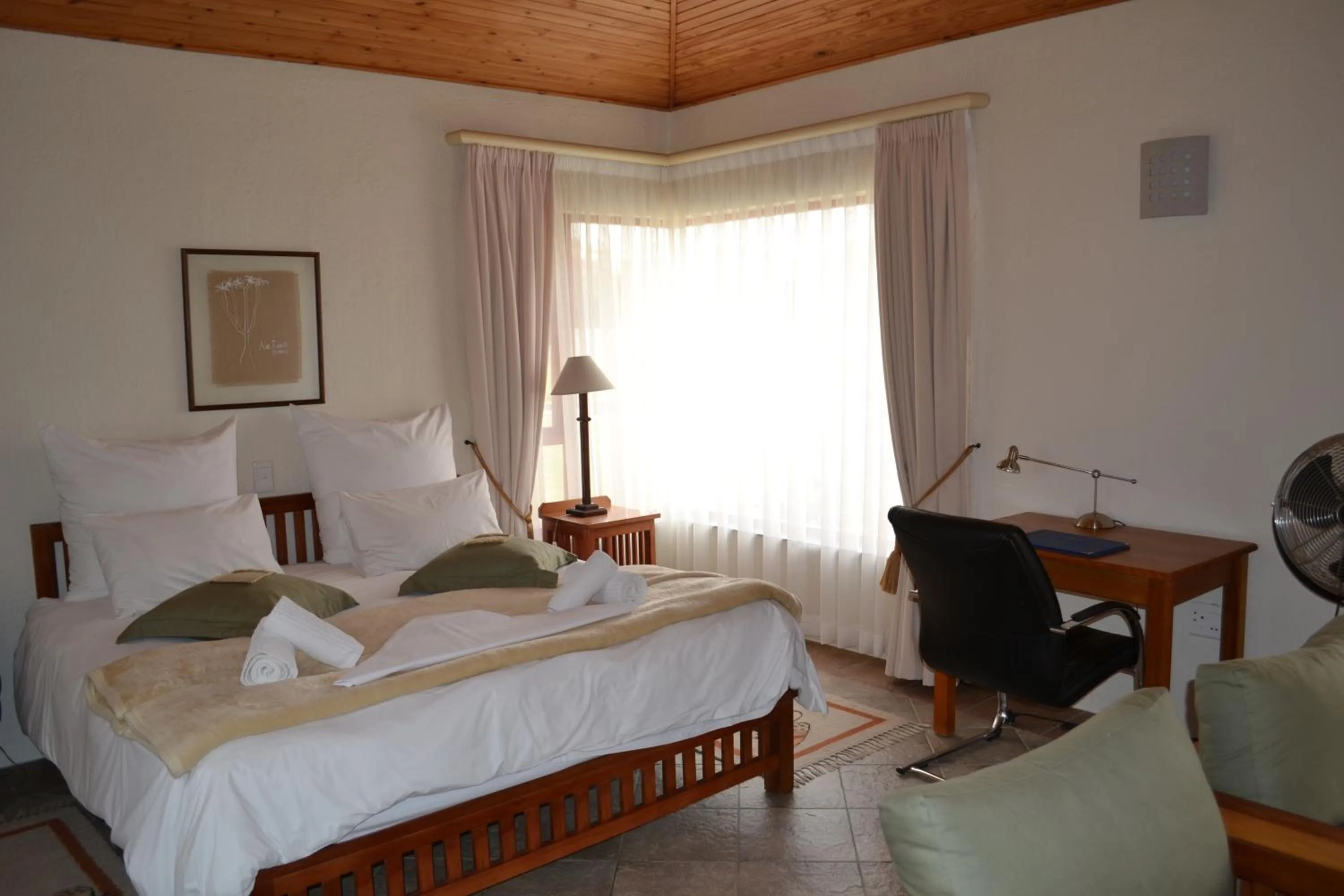 Seating area, Bed in Rössmund Lodge