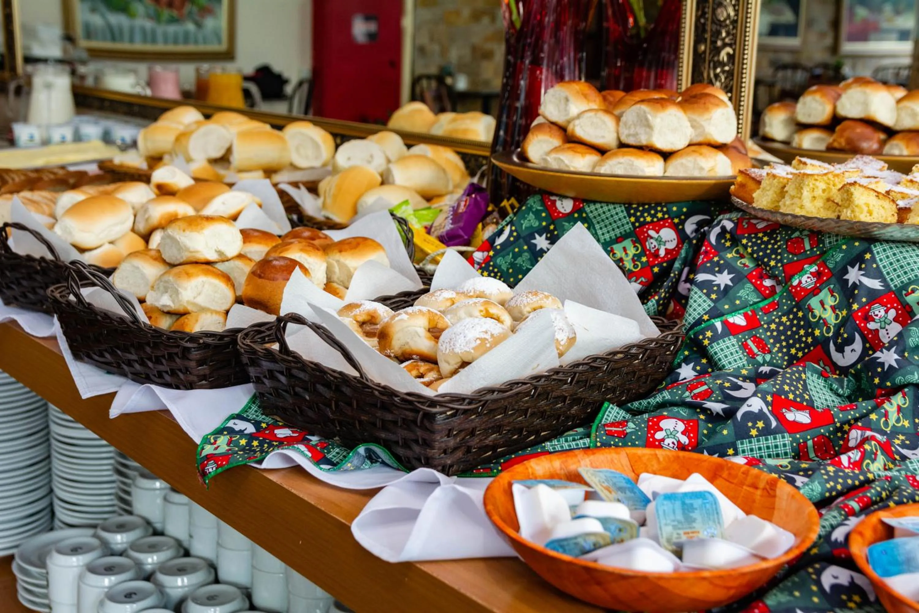Buffet breakfast in Hotel Fazenda Golden Park Campos do Jordão