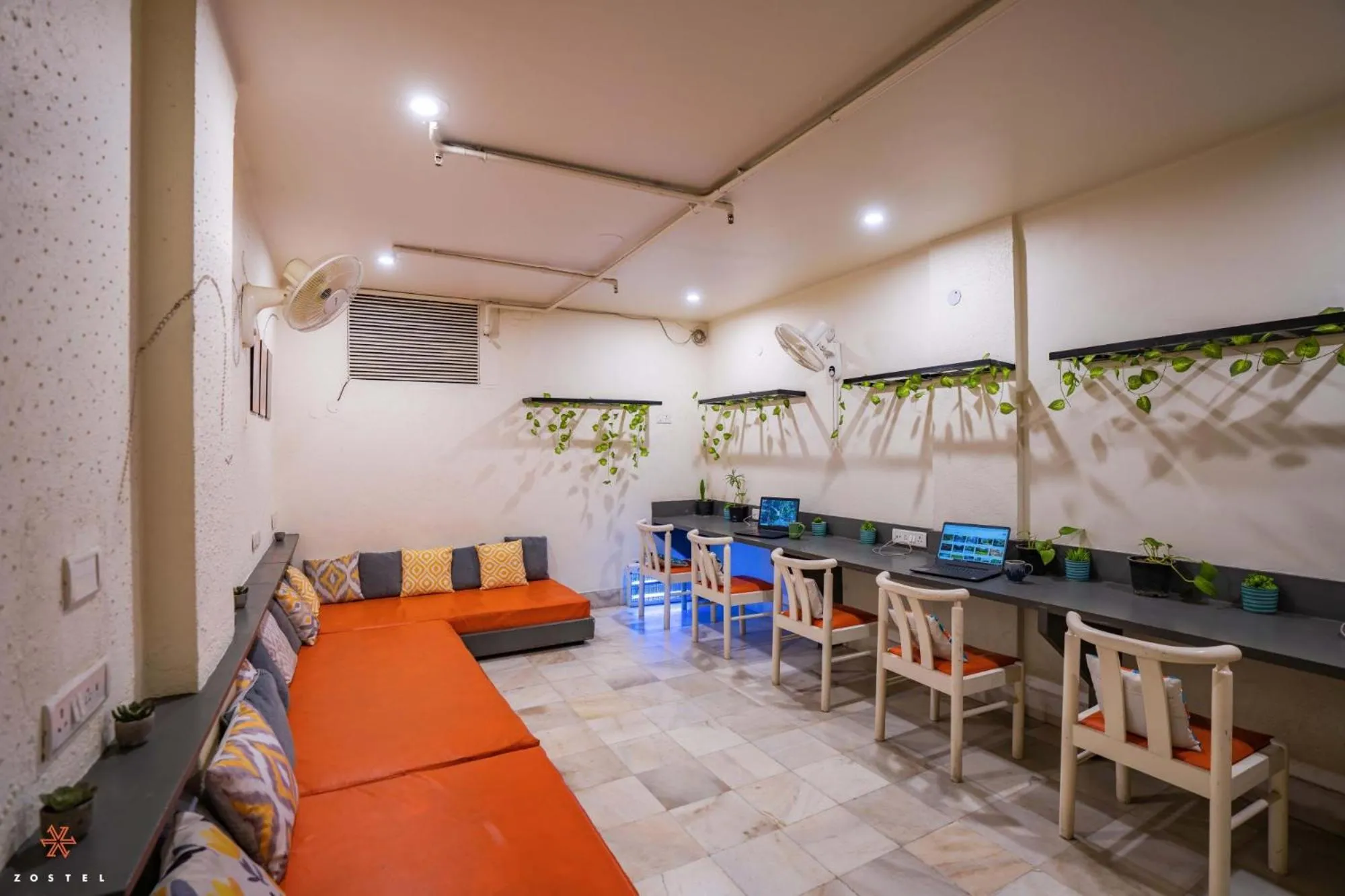 Communal lounge/ TV room in Zostel Delhi