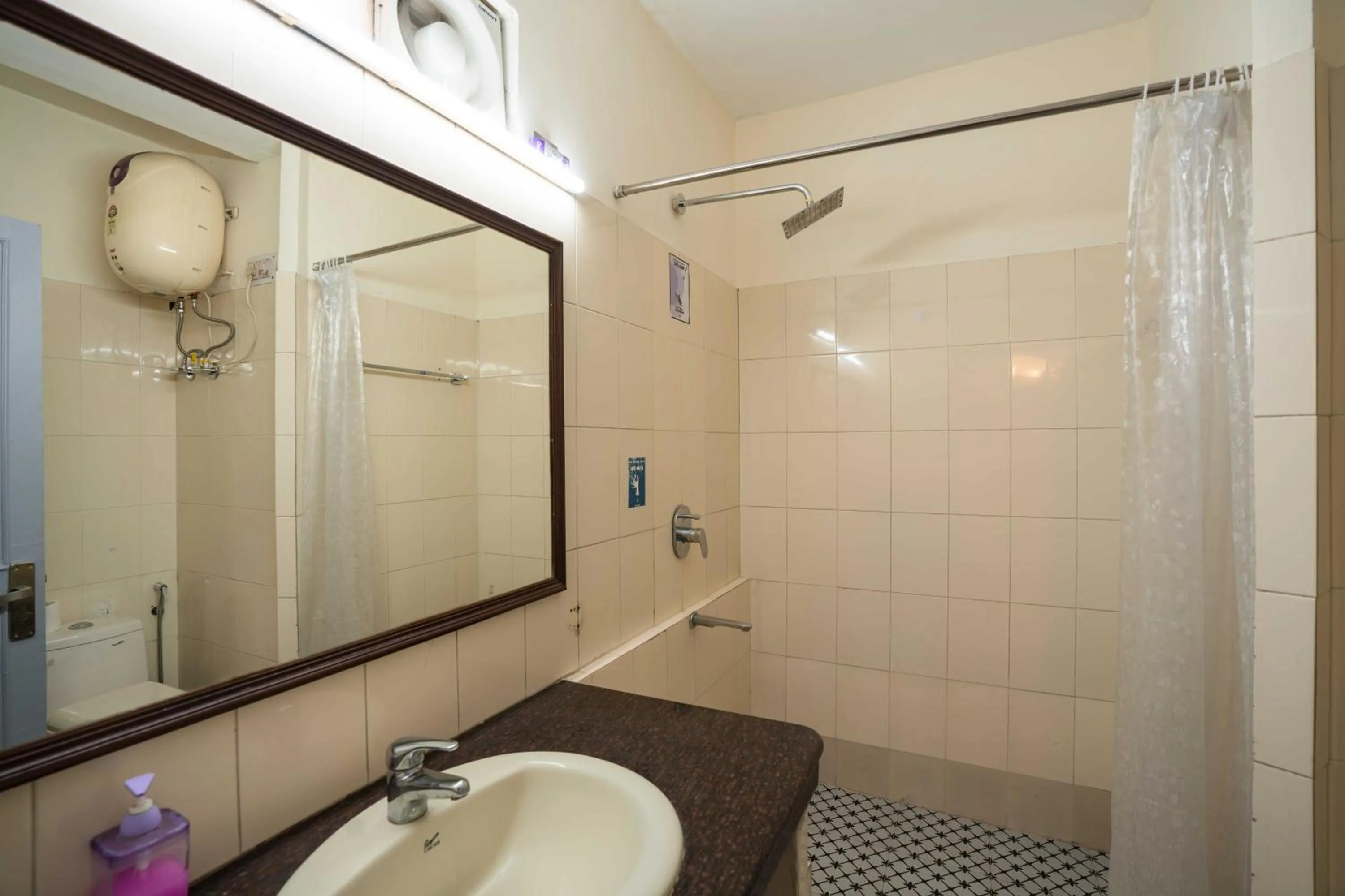Shower in Zostel Delhi