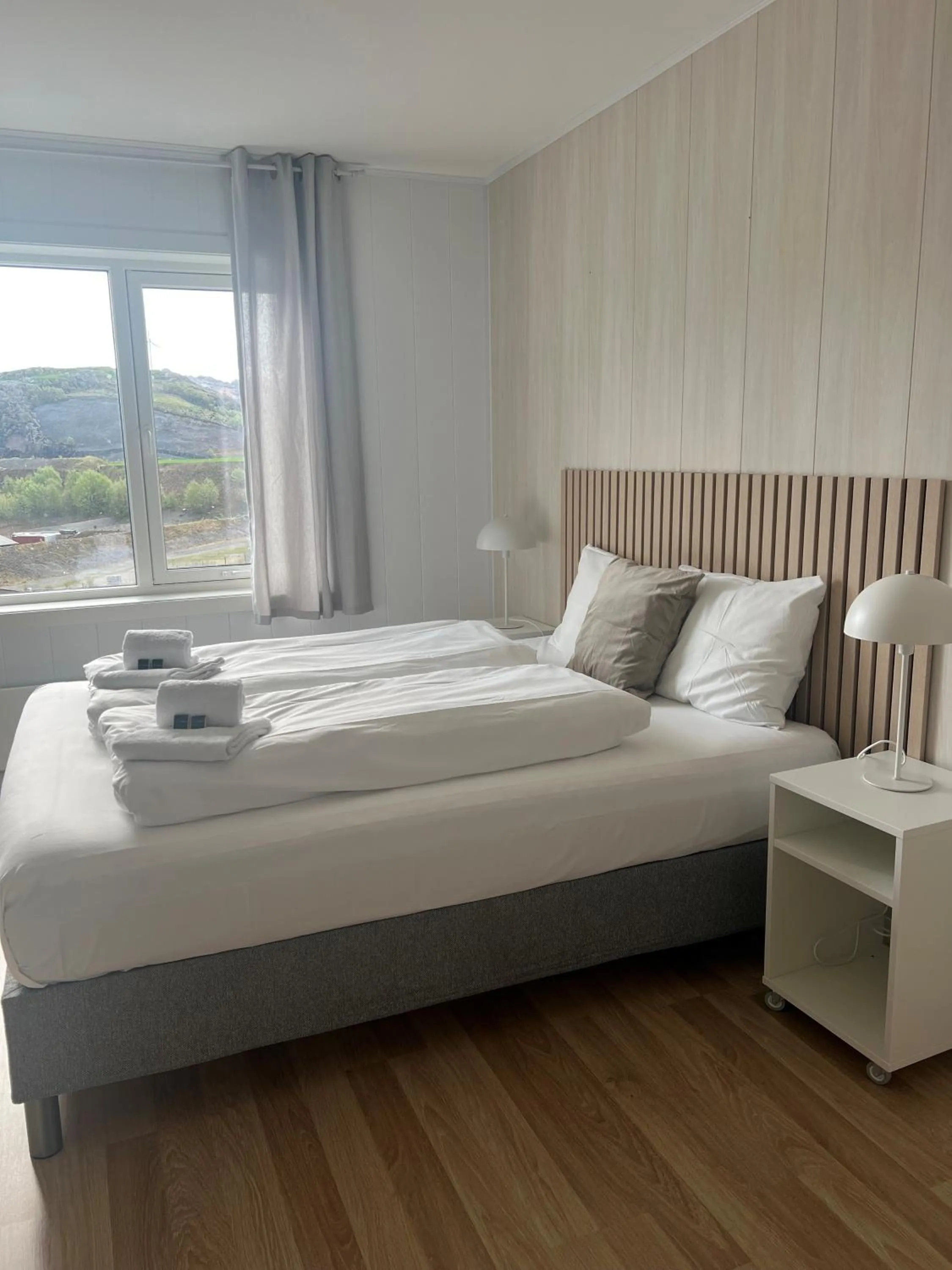 Bed in Selvbetjent leilighetshotell på Ålgård