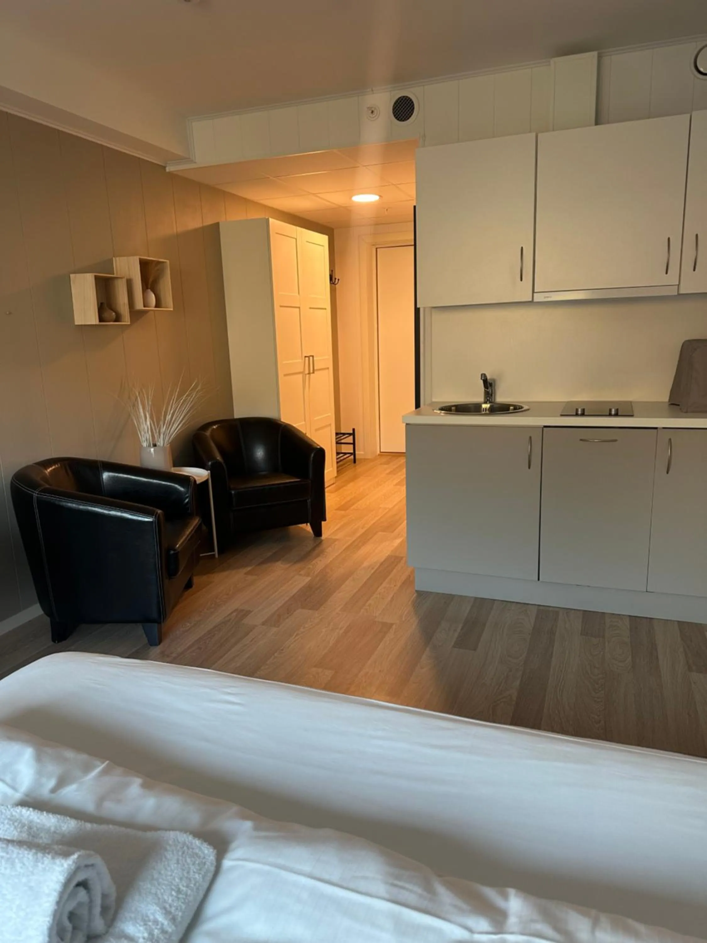 furniture in Selvbetjent leilighetshotell på Ålgård