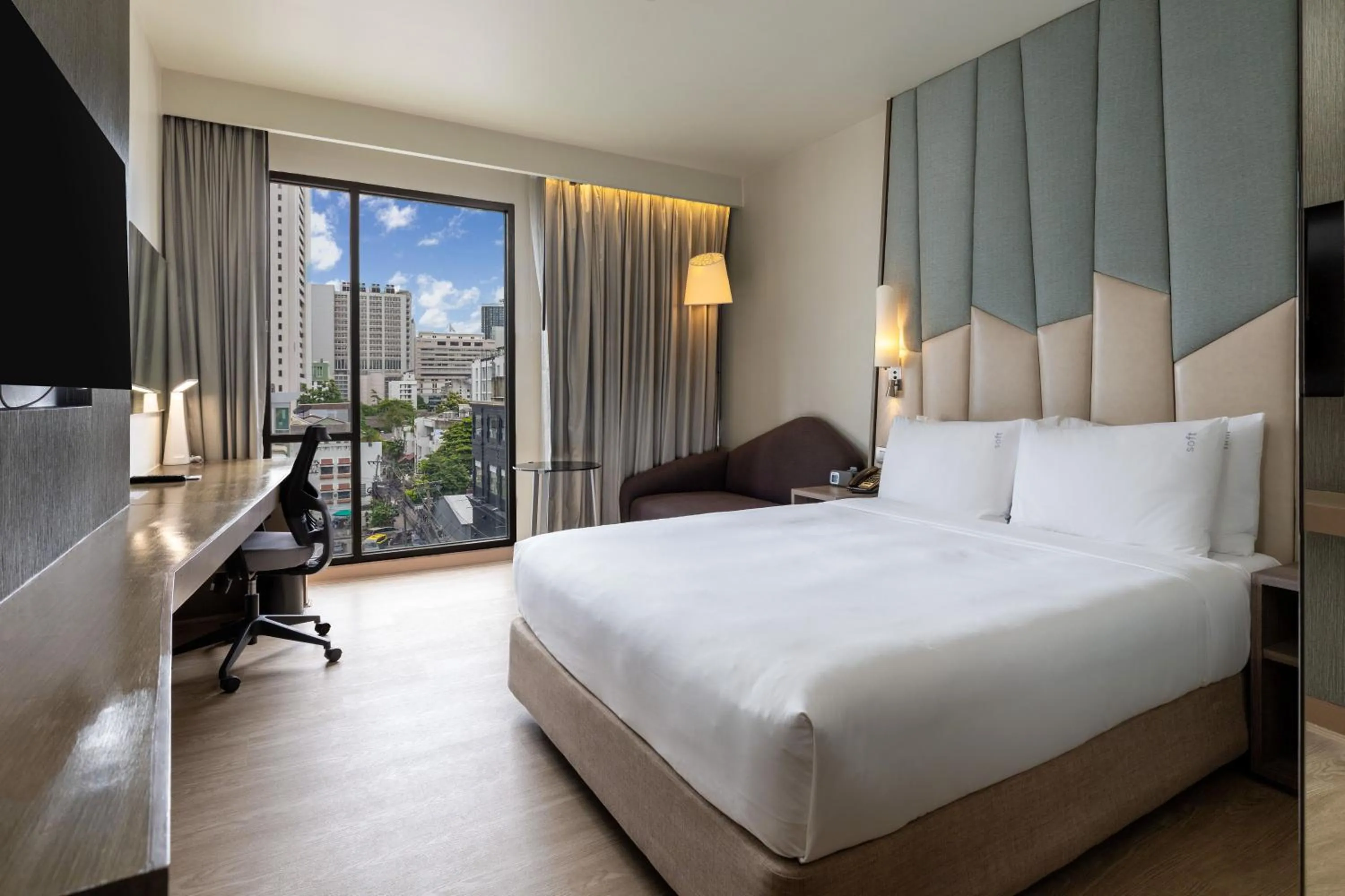 Bed in Holiday Inn Express Bangkok Sukhumvit 11 by IHG
