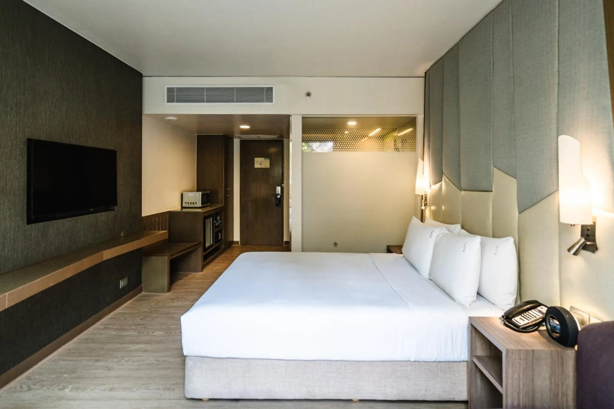 Photo of the whole room, Bed in Holiday Inn Express Bangkok Sukhumvit 11 by IHG