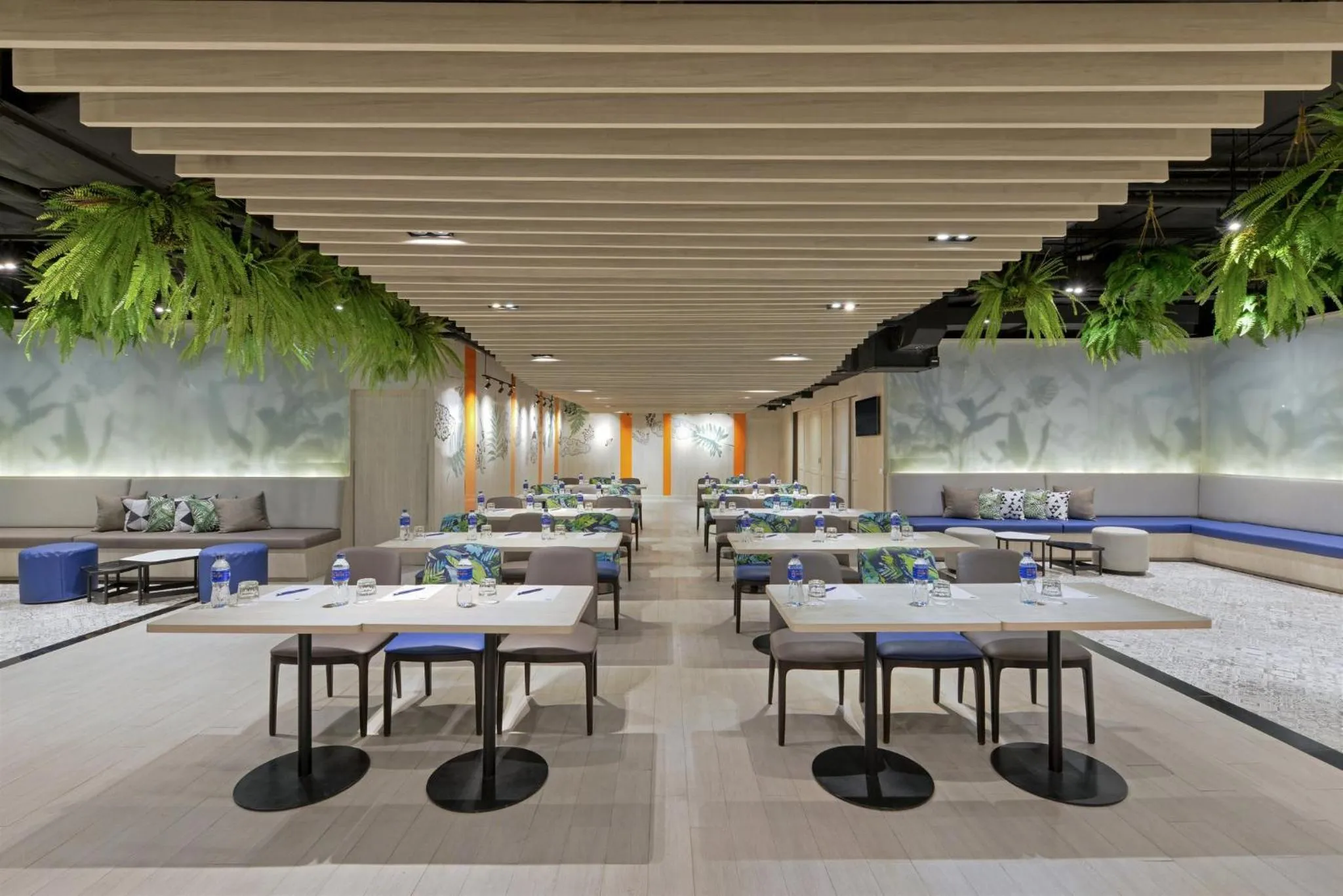 Meeting/conference room in Holiday Inn Express Bangkok Sukhumvit 11 by IHG