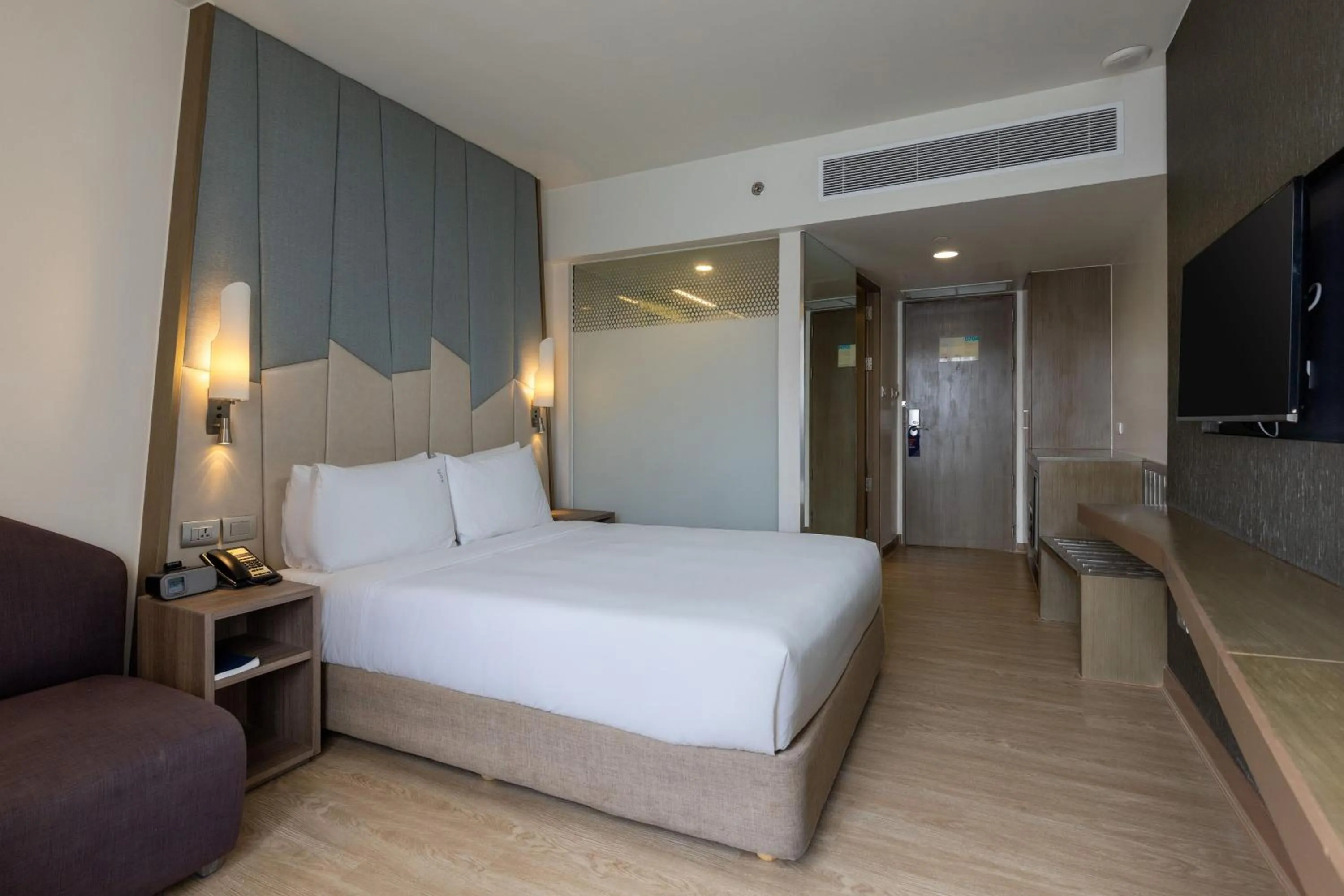 Photo of the whole room, Bed in Holiday Inn Express Bangkok Sukhumvit 11 by IHG