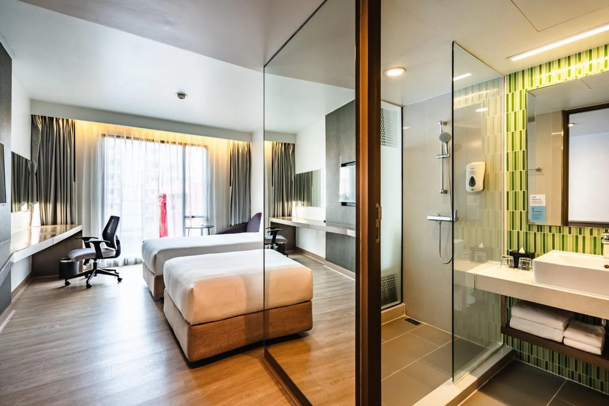 Photo of the whole room, Bed in Holiday Inn Express Bangkok Sukhumvit 11 by IHG