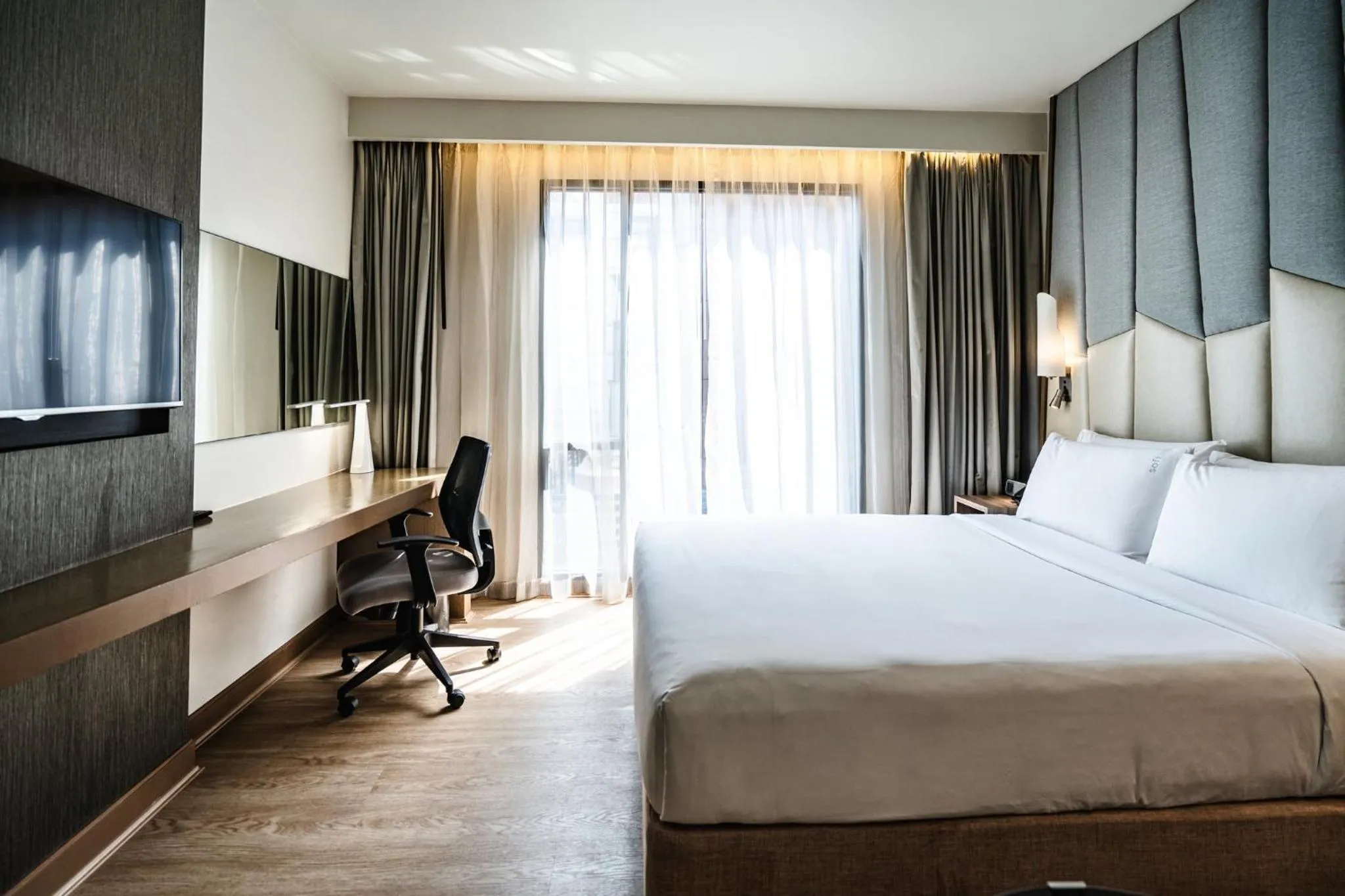 Photo of the whole room, Bed in Holiday Inn Express Bangkok Sukhumvit 11 by IHG