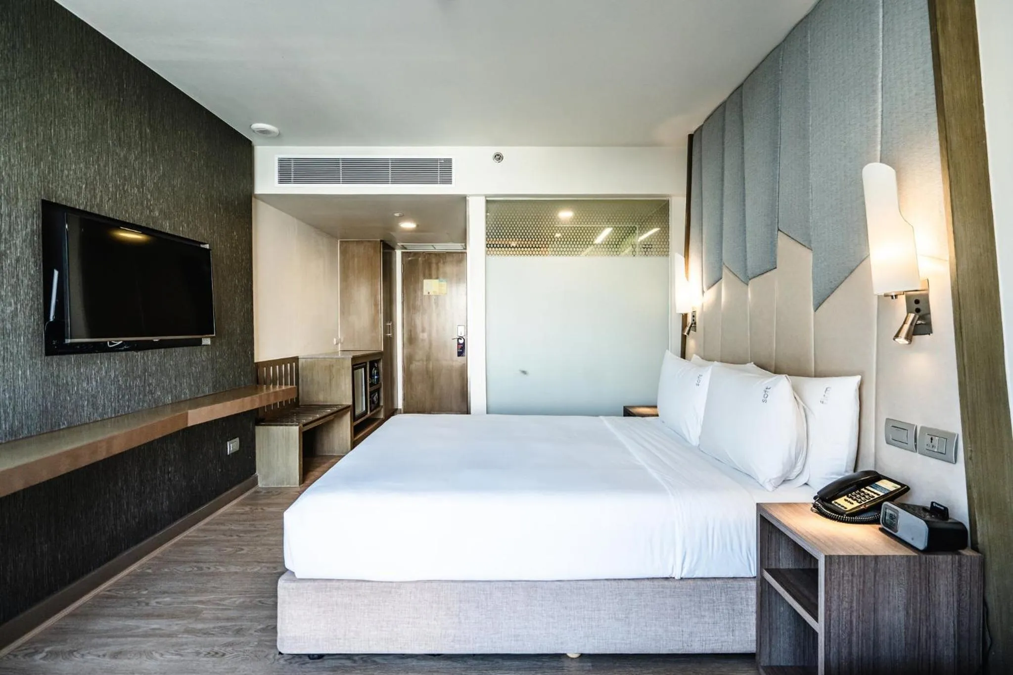 Photo of the whole room, Bed in Holiday Inn Express Bangkok Sukhumvit 11 by IHG