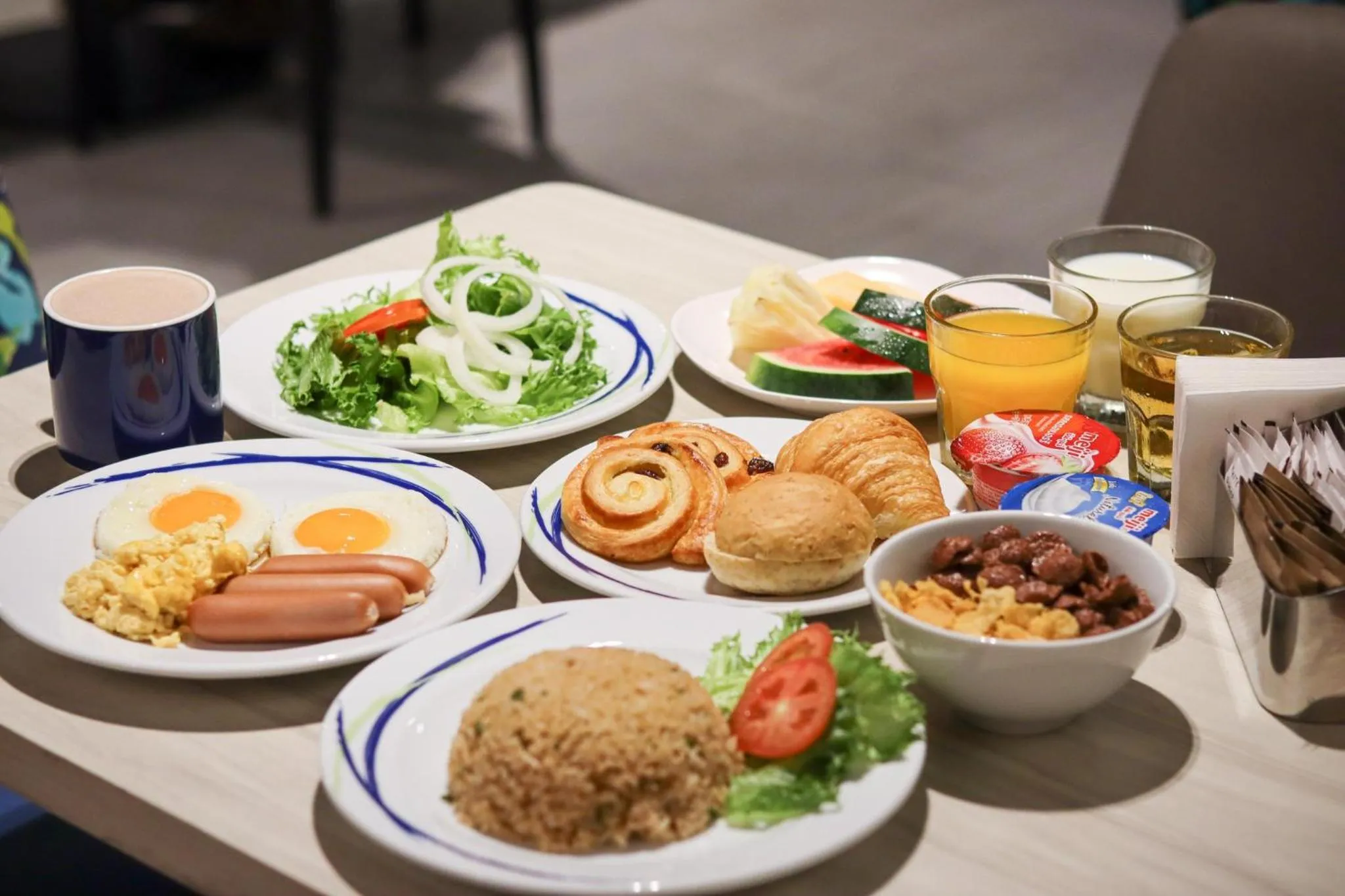 Restaurant/places to eat in Holiday Inn Express Bangkok Sukhumvit 11 by IHG