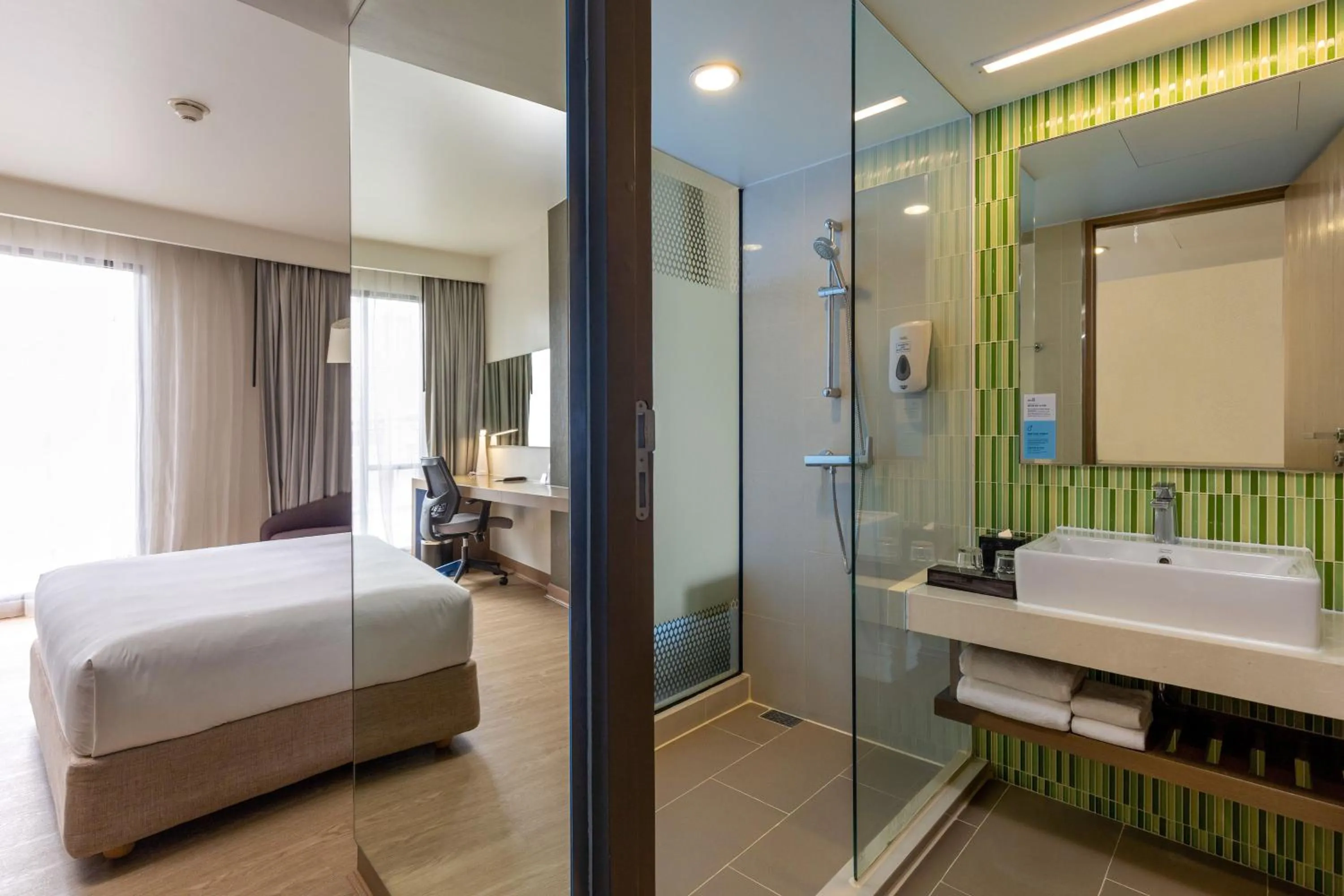 Photo of the whole room, Bed in Holiday Inn Express Bangkok Sukhumvit 11 by IHG