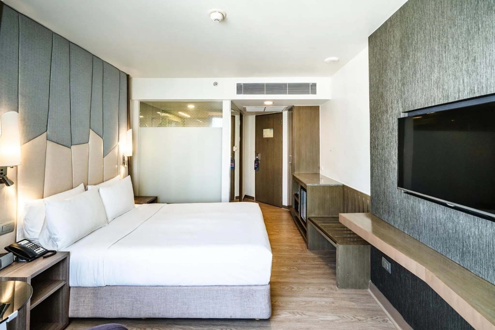 Photo of the whole room, Bed in Holiday Inn Express Bangkok Sukhumvit 11 by IHG