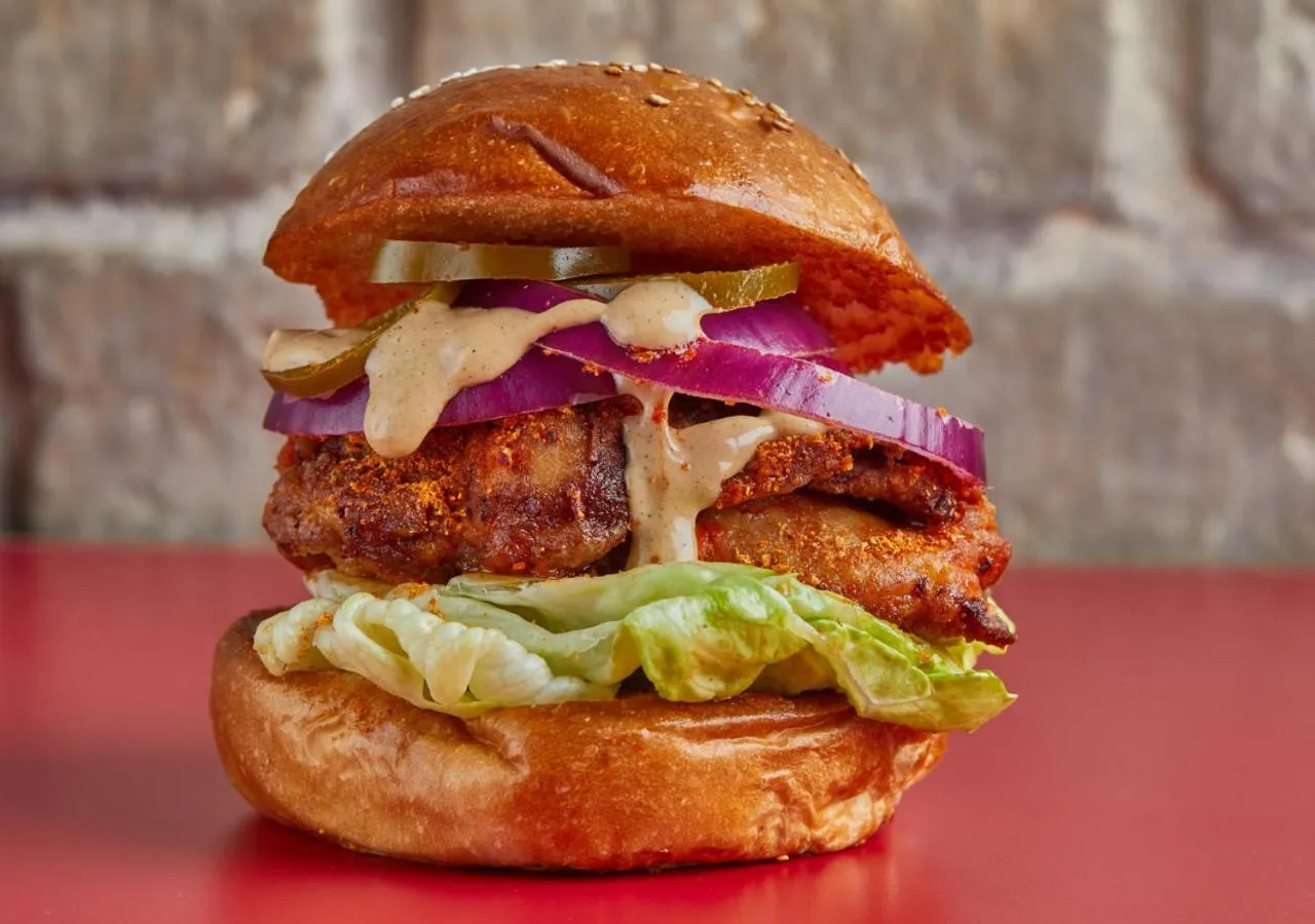 Restaurant/places to eat in Holiday Inn Express Bangkok Sukhumvit 11 by IHG