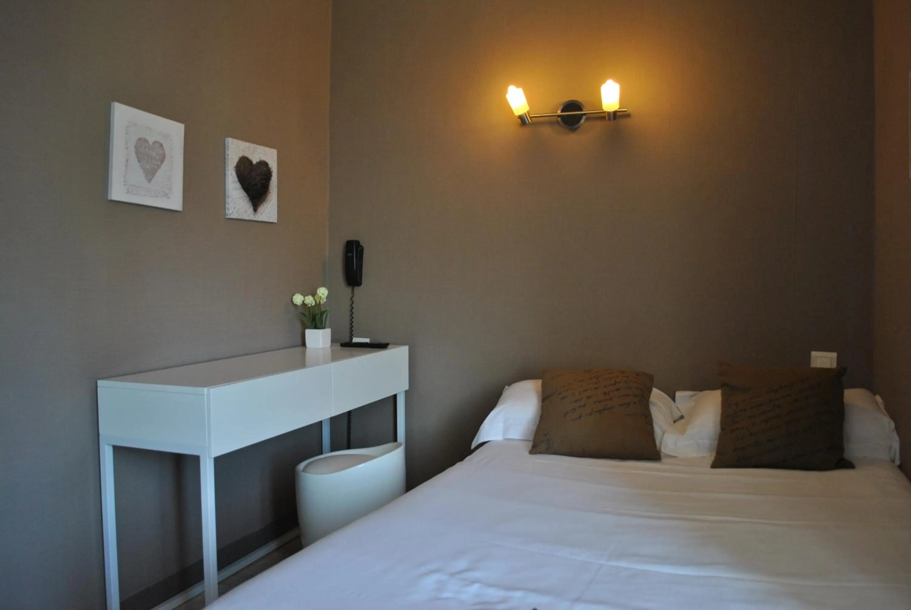 Bedroom, Bed in Hotel Les Voyageurs