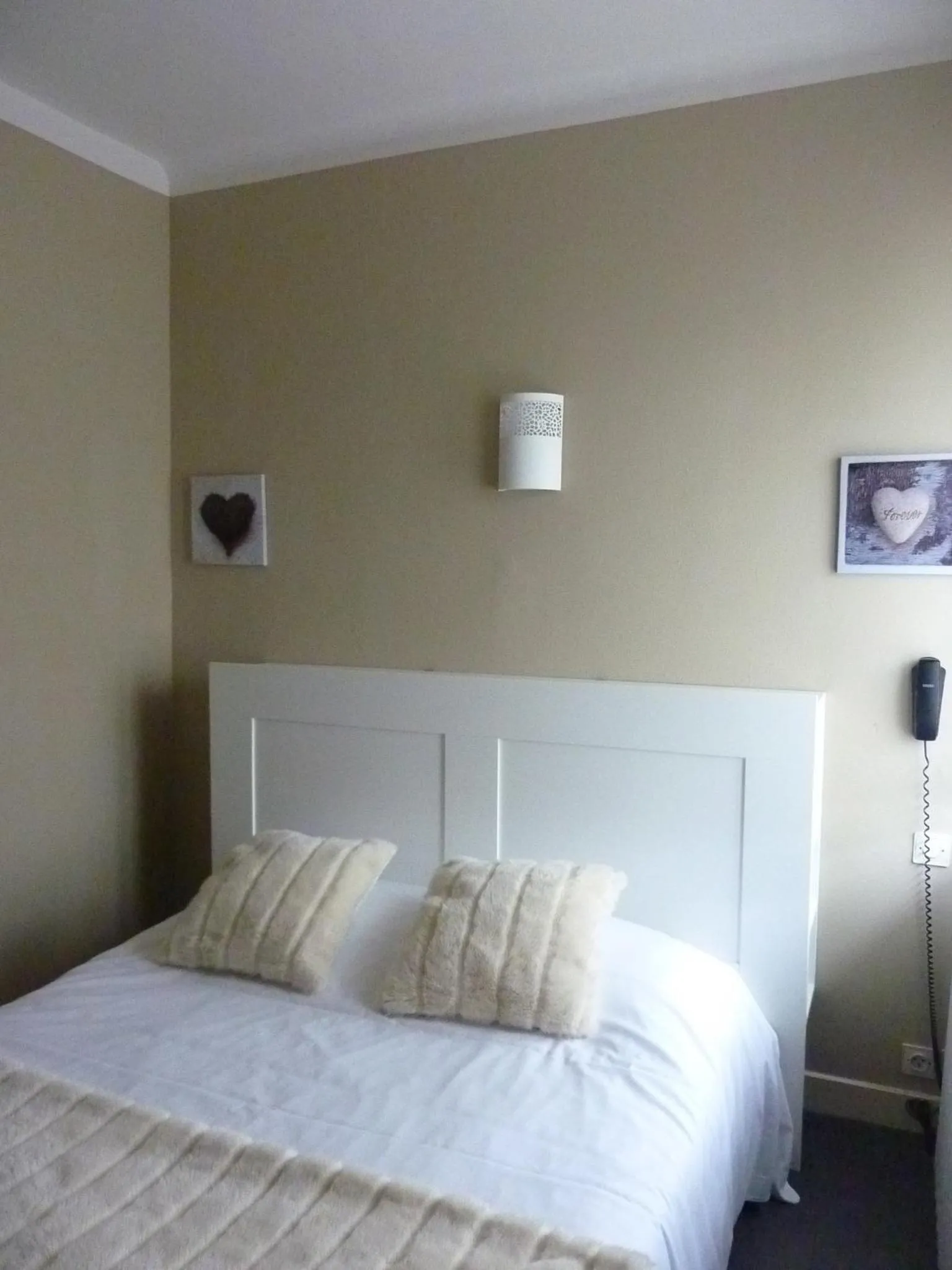 Bed in Hotel Les Voyageurs