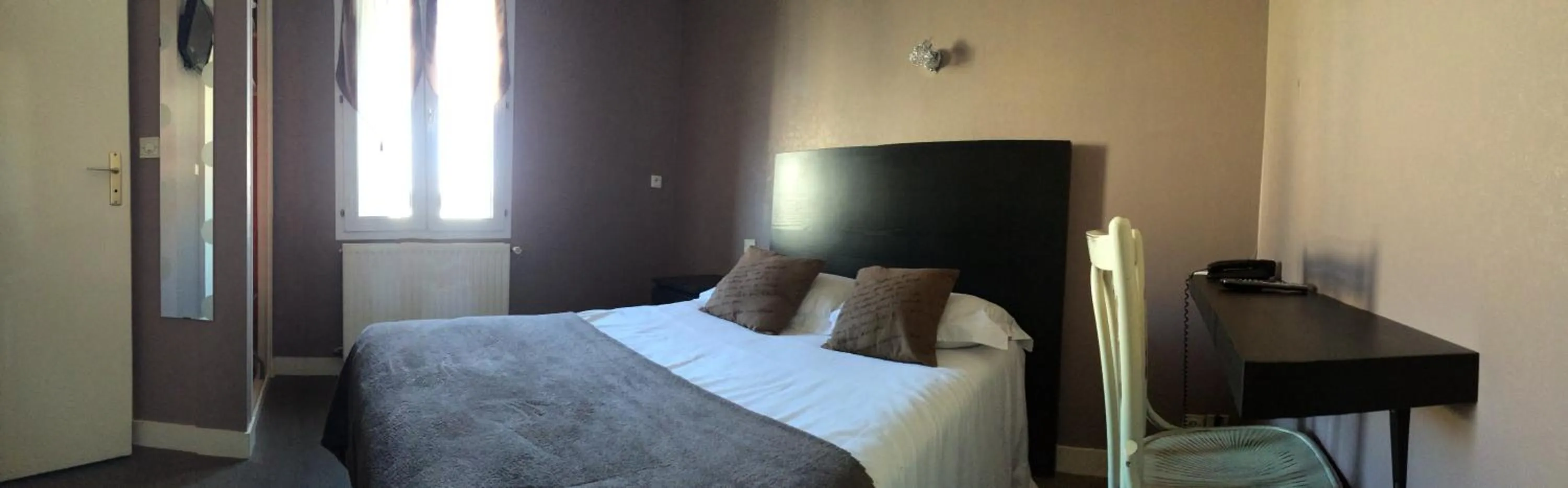 Bedroom, Bed in Hotel Les Voyageurs