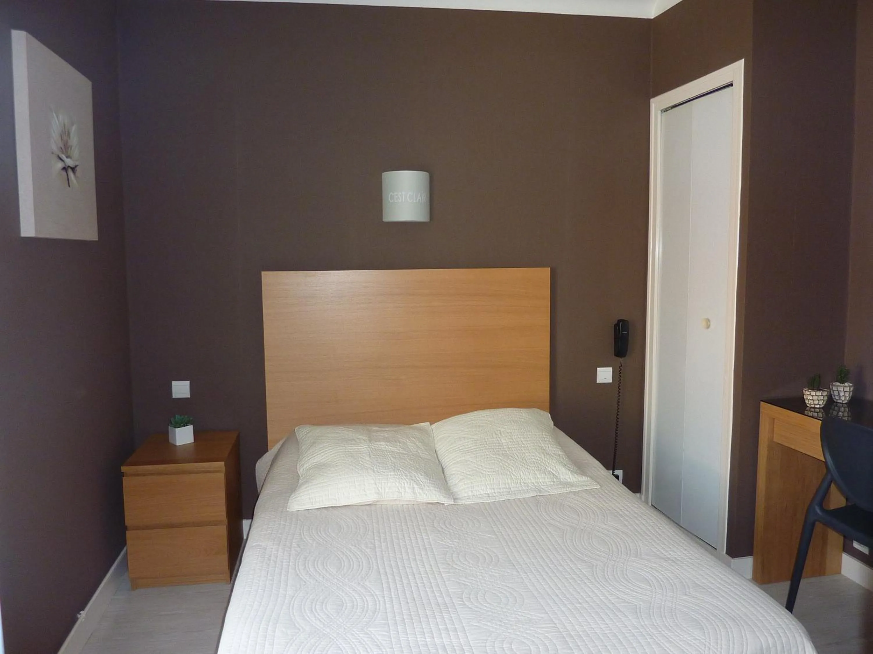 Bed in Hotel Les Voyageurs