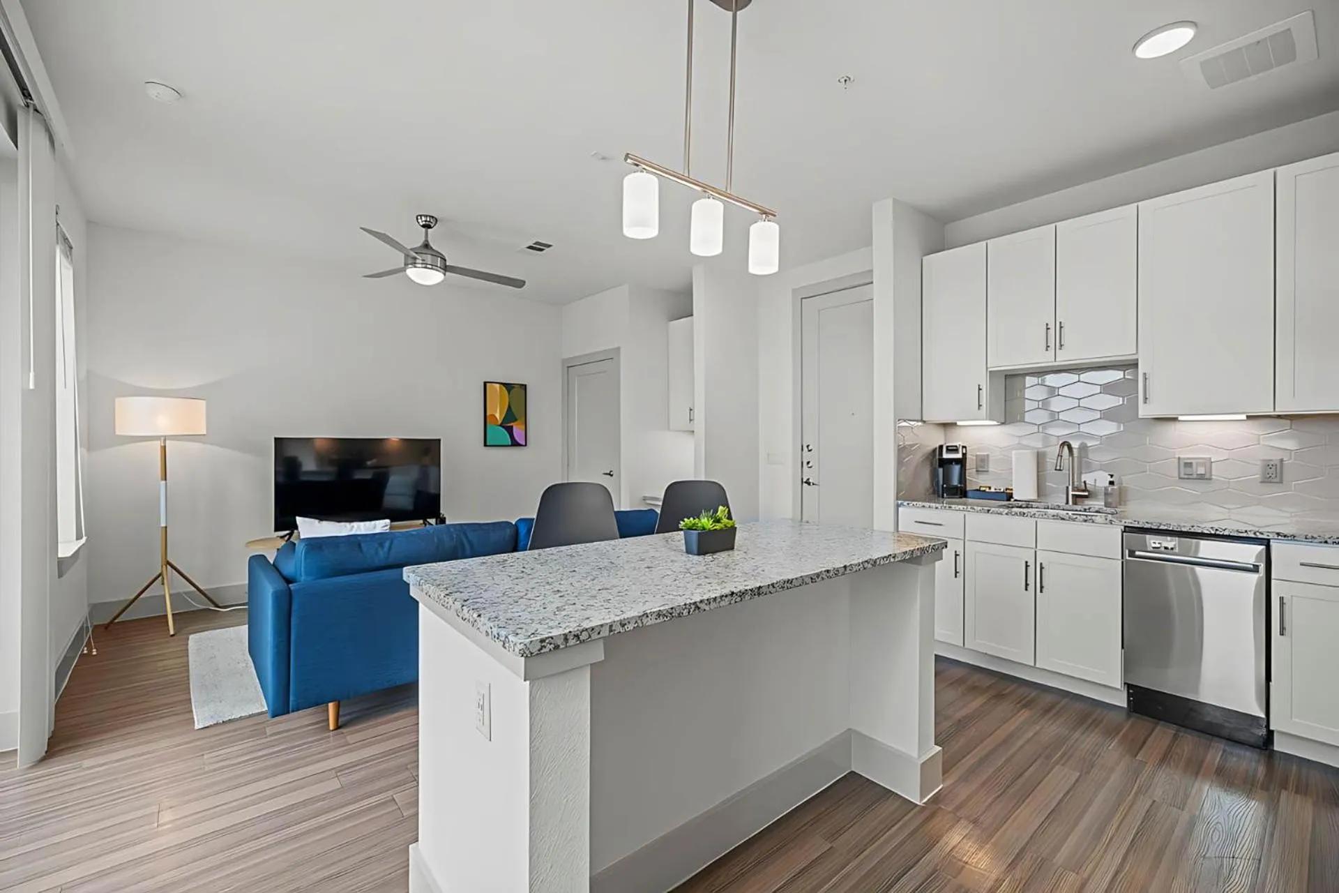 Dining area in Placemakr Downtown Austin