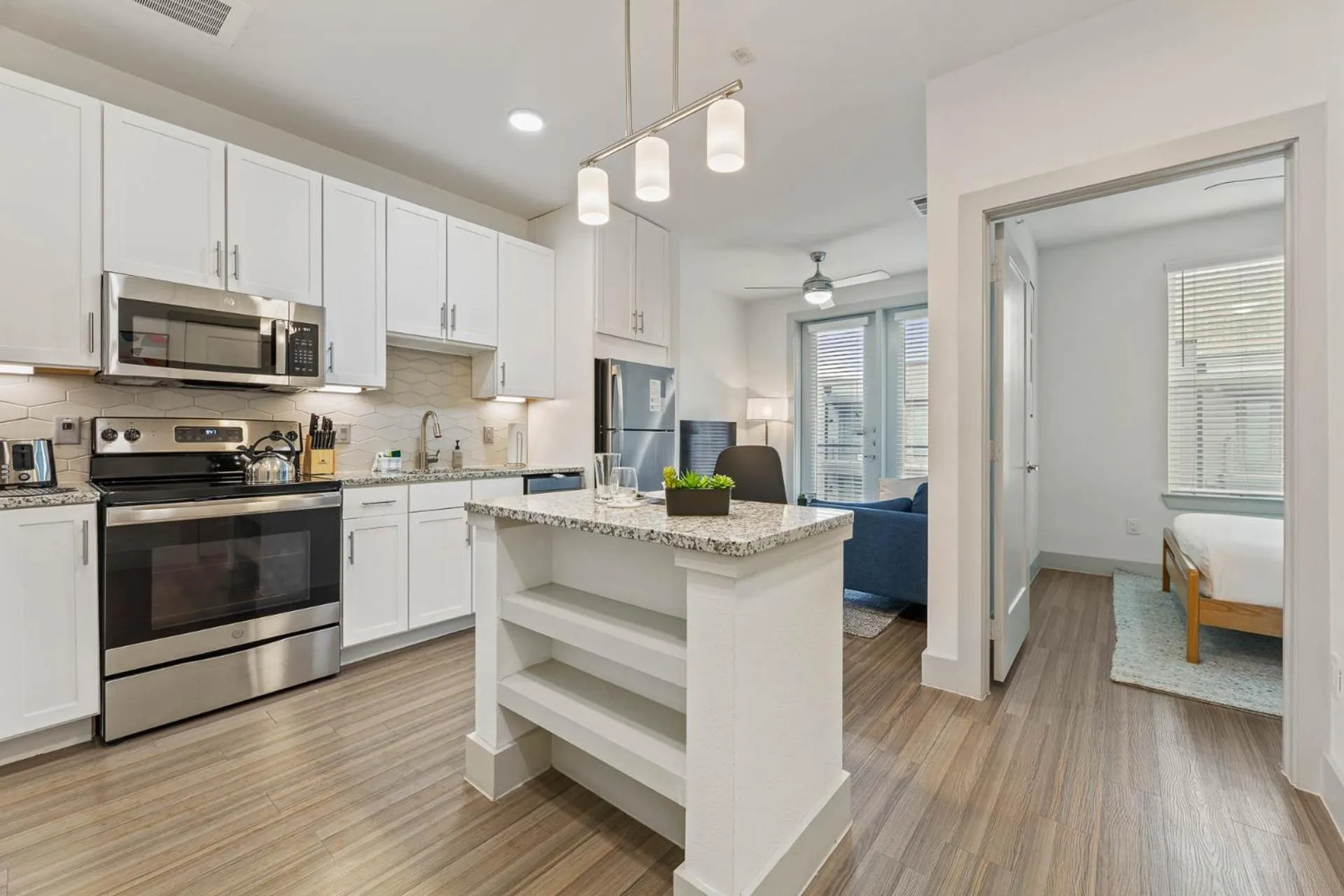 Kitchen or kitchenette in Placemakr Downtown Austin