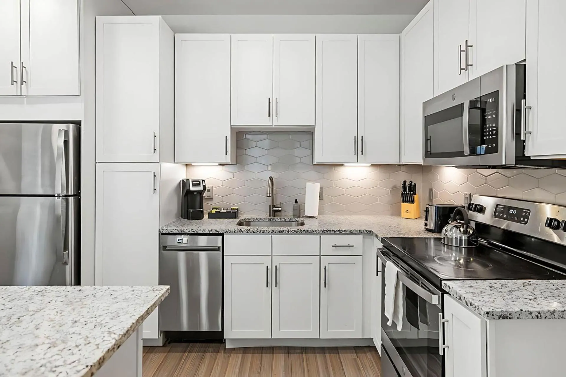Kitchen or kitchenette in Placemakr Downtown Austin