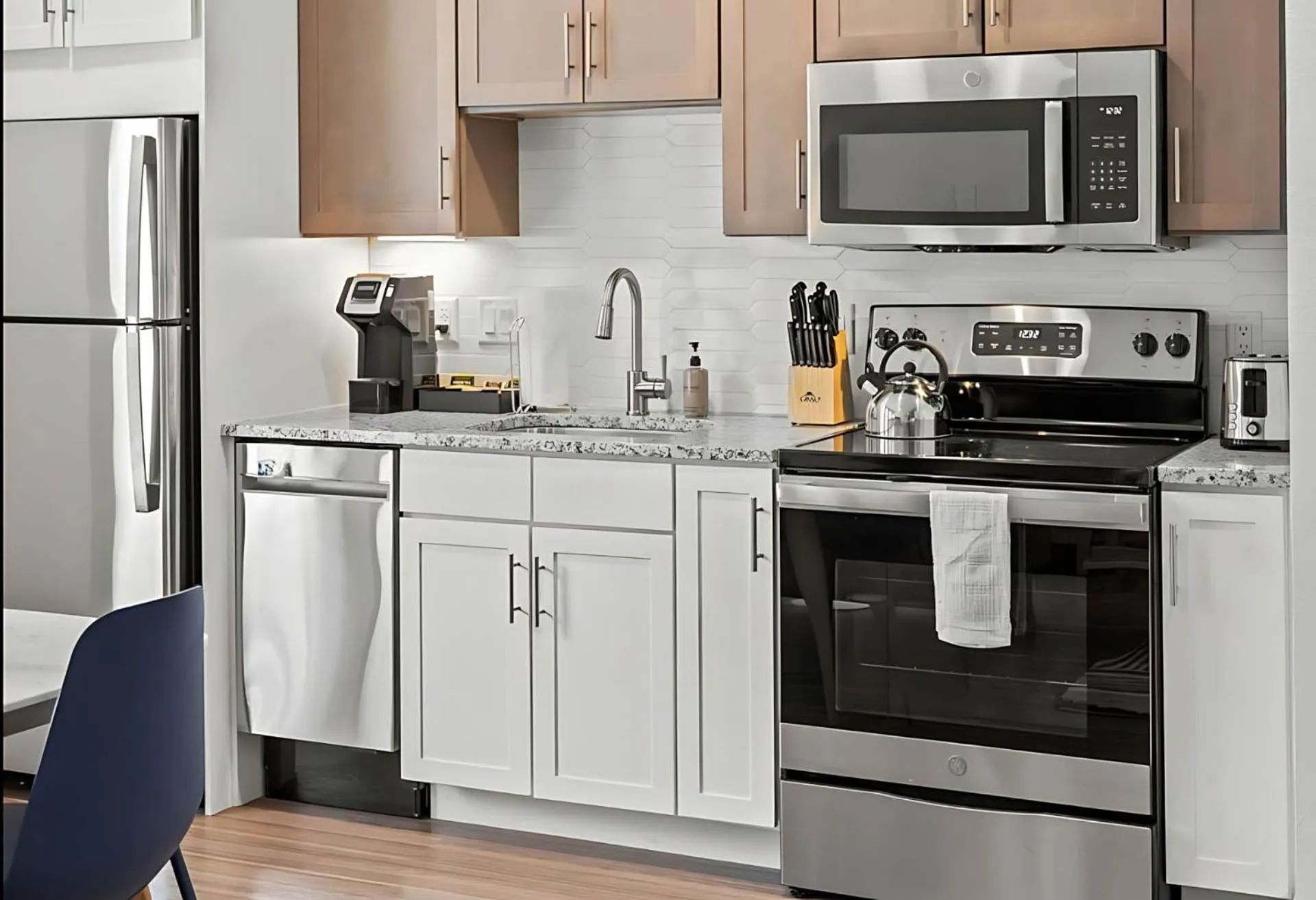 Kitchen or kitchenette in Placemakr Downtown Austin