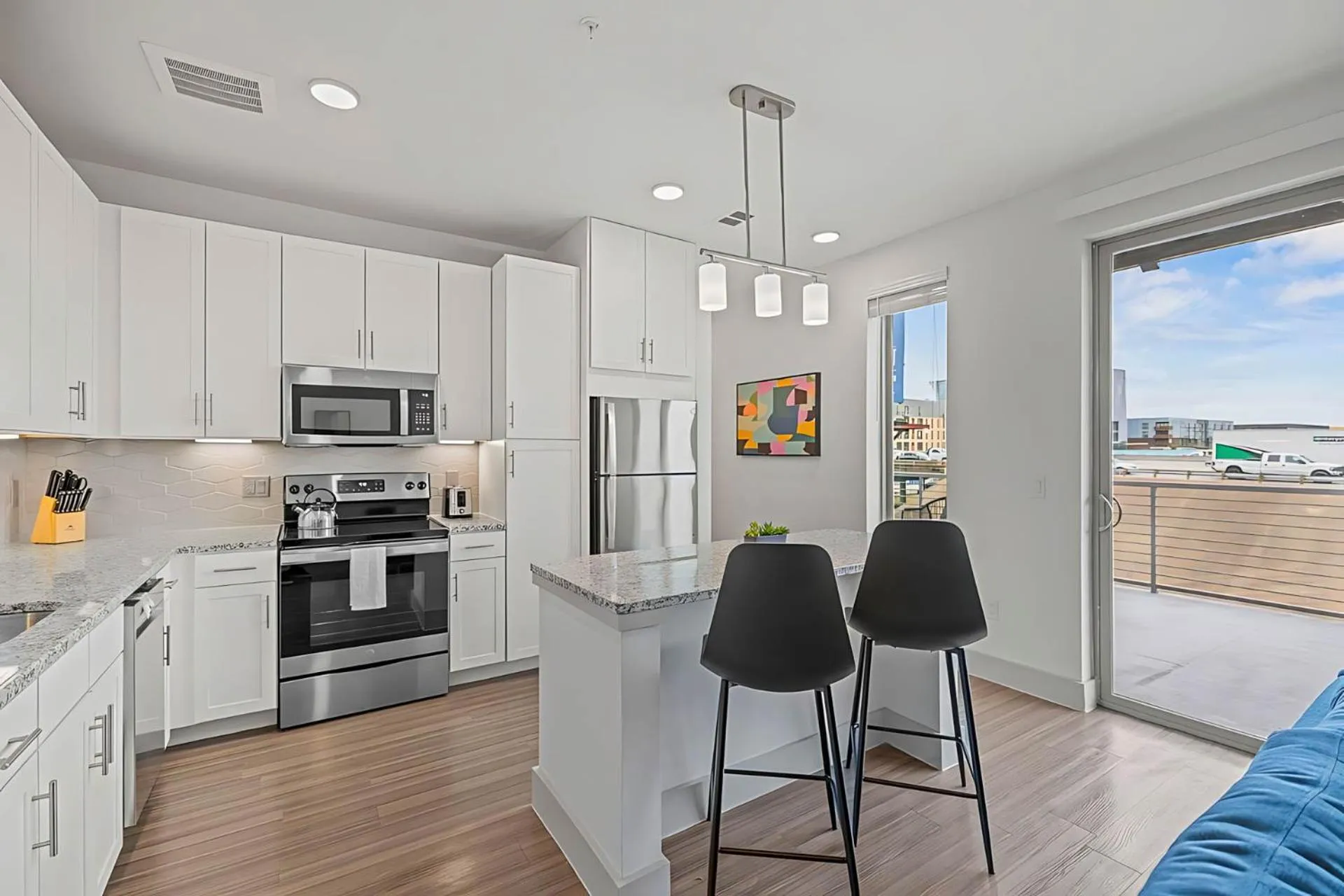 Kitchen or kitchenette in Placemakr Downtown Austin