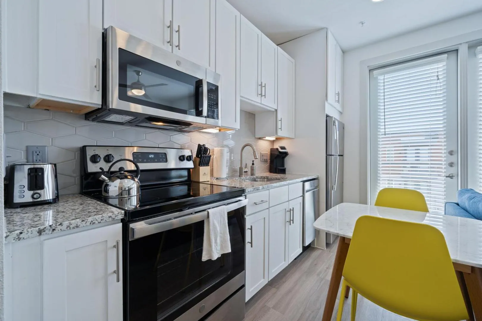 Kitchen or kitchenette in Placemakr Downtown Austin