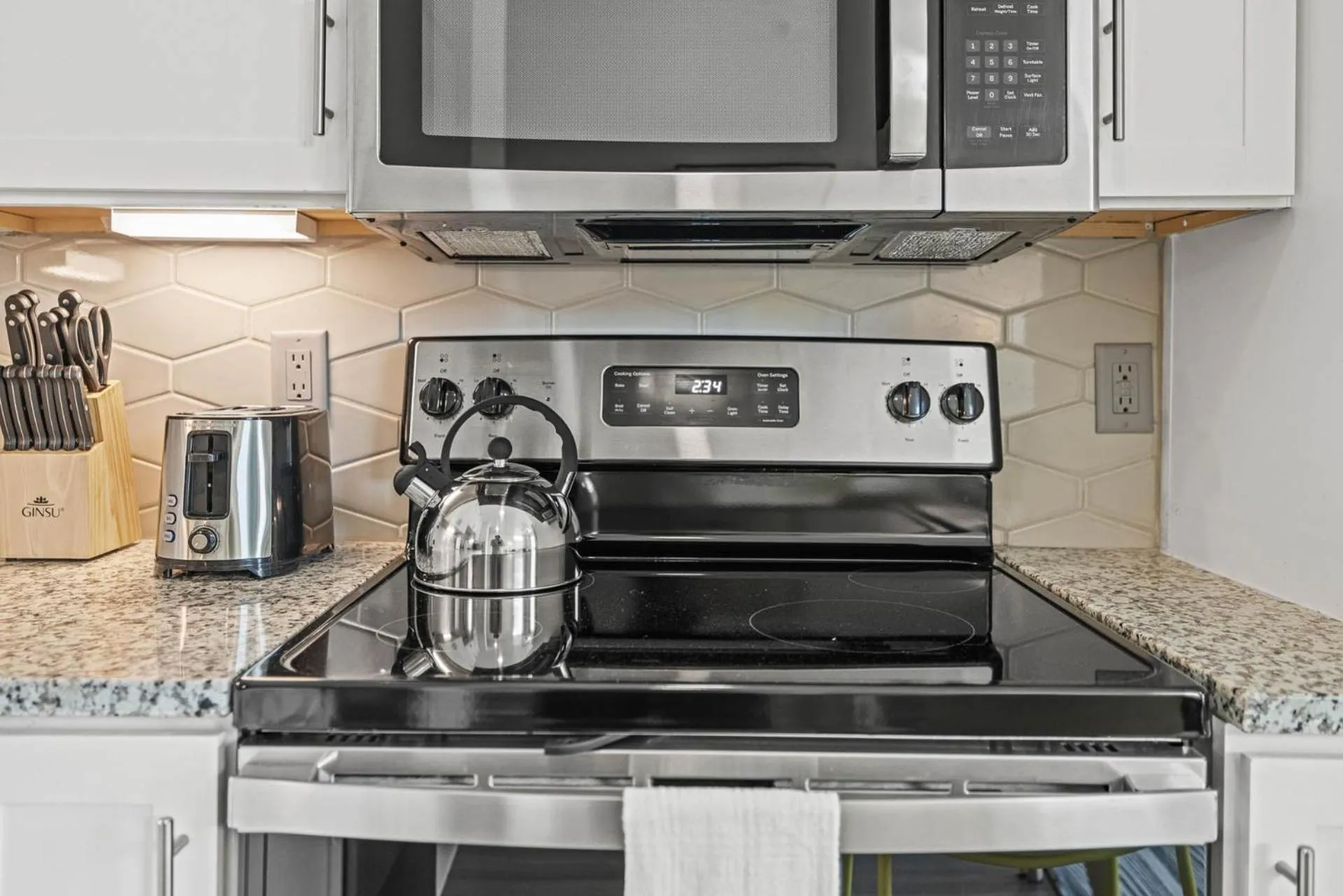 Kitchen or kitchenette in Placemakr Downtown Austin