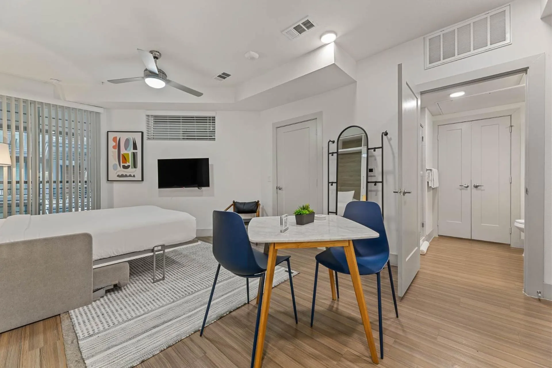 Dining area in Placemakr Downtown Austin