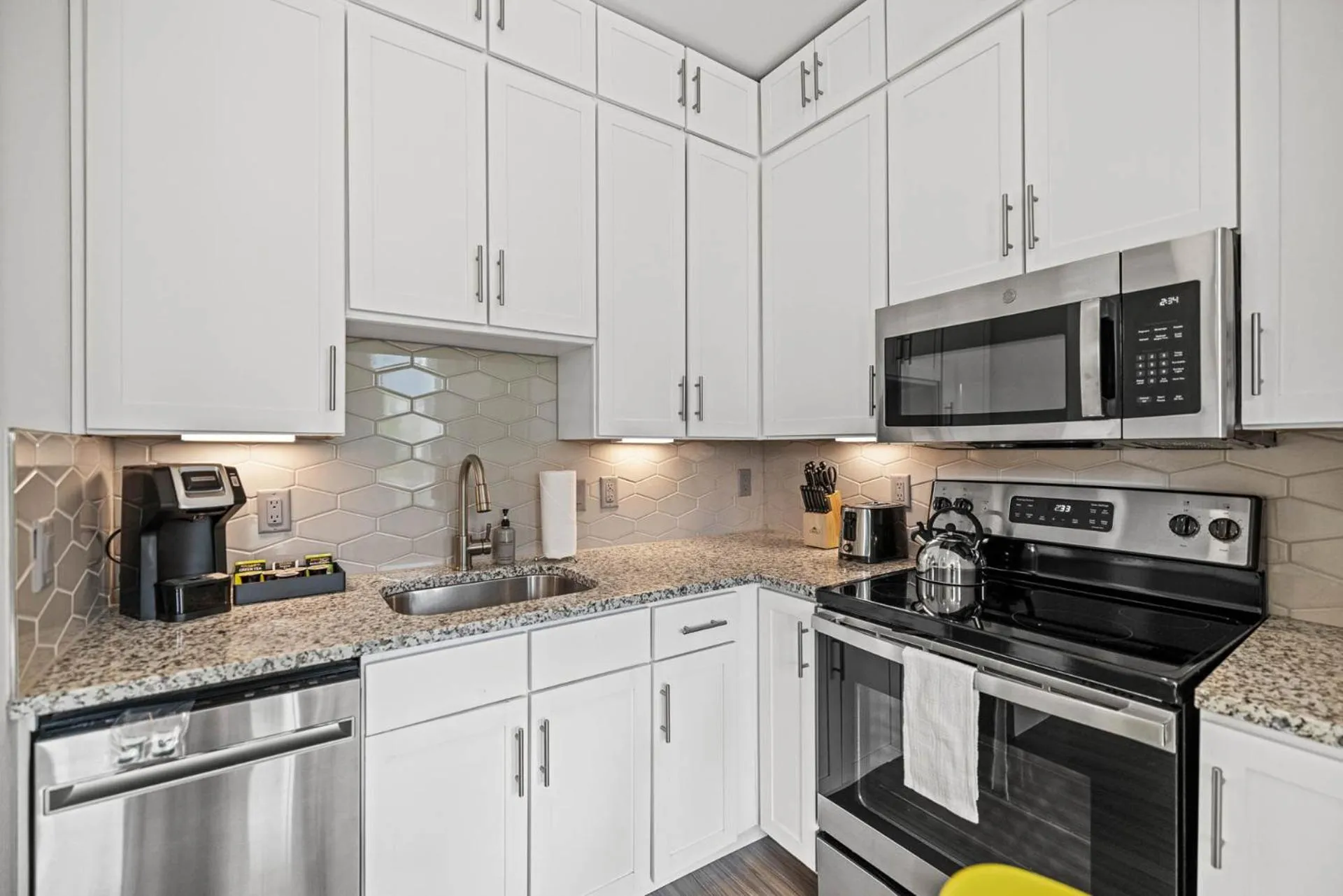 Kitchen or kitchenette in Placemakr Downtown Austin