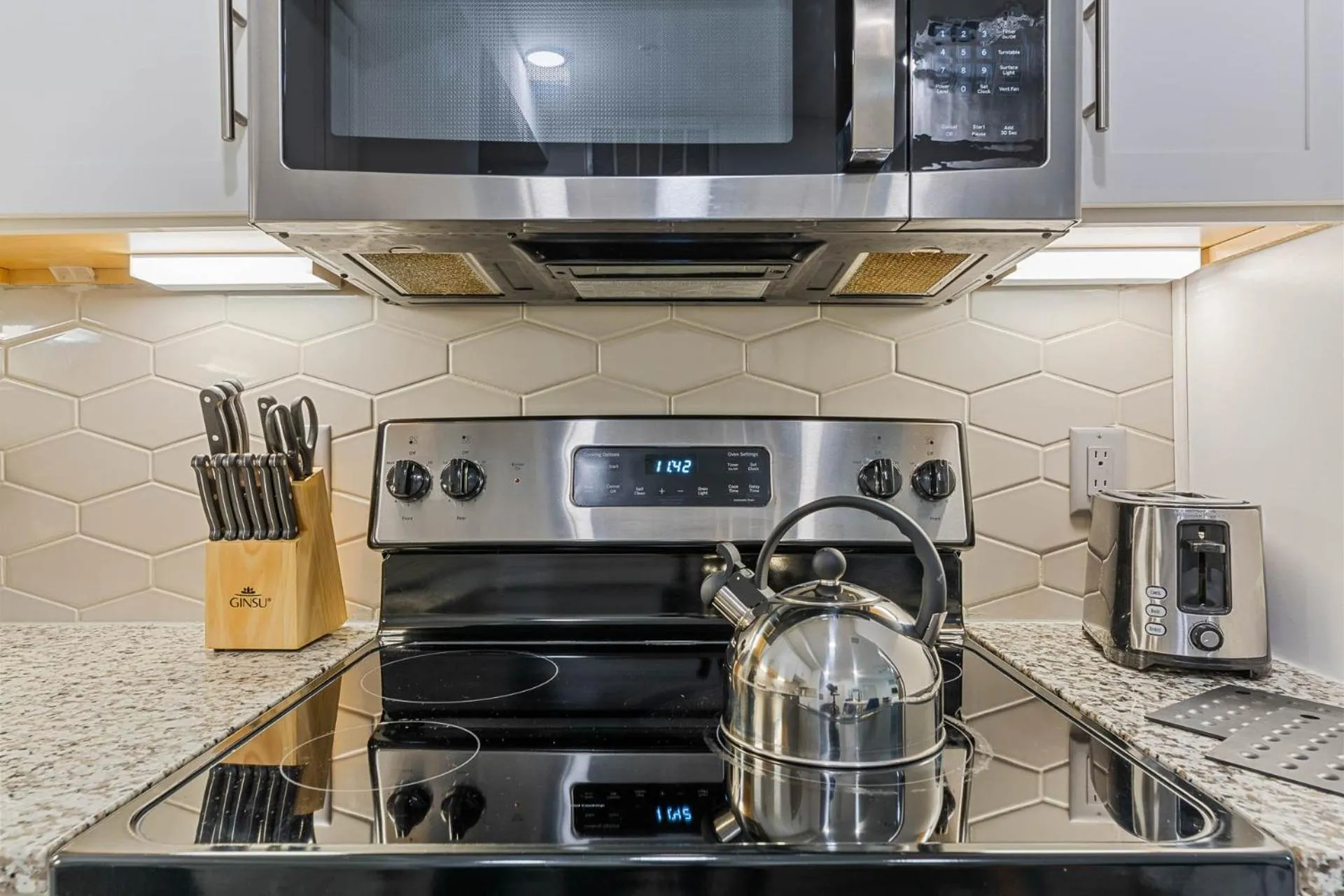 Kitchen or kitchenette in Placemakr Downtown Austin