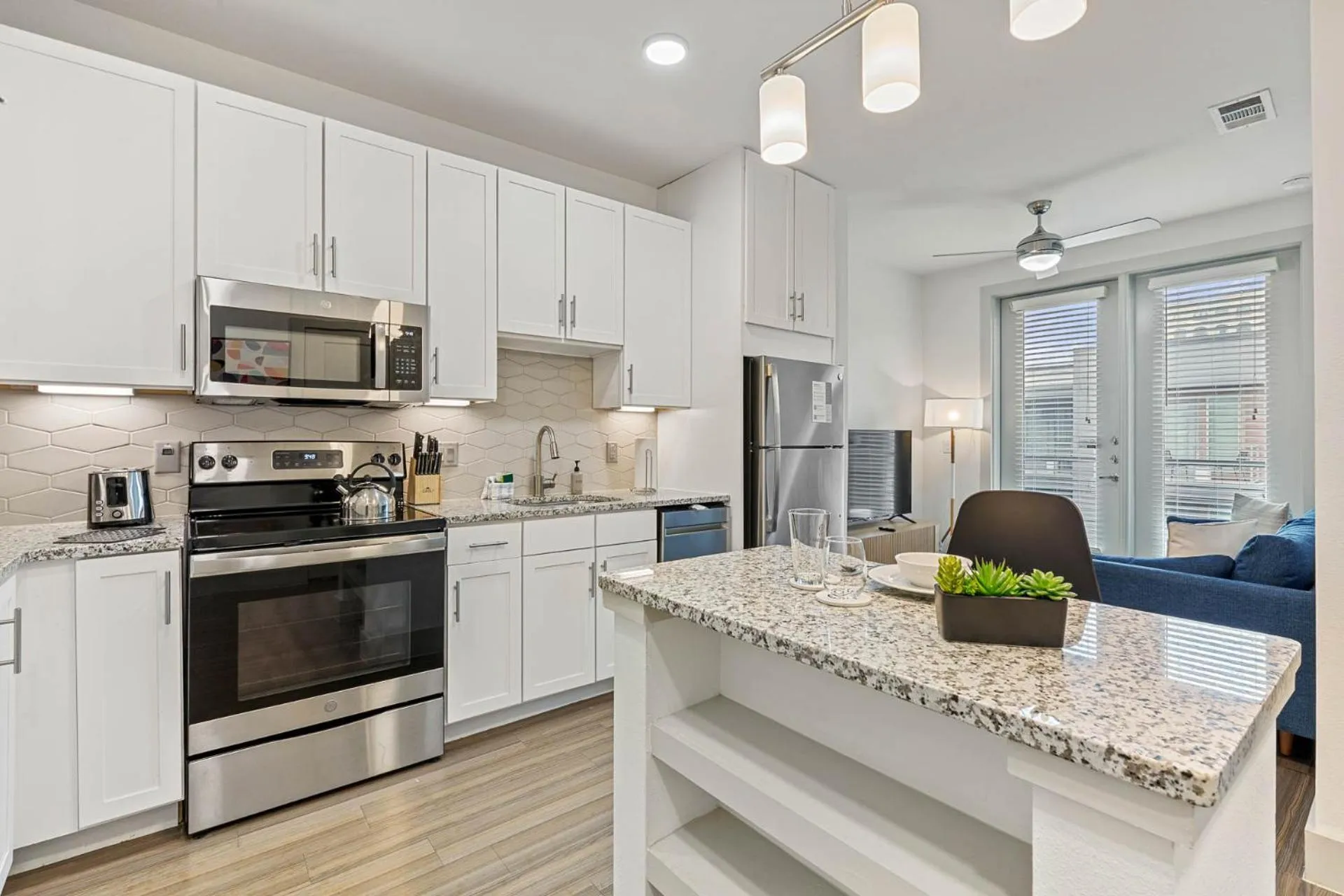 Kitchen or kitchenette in Placemakr Downtown Austin