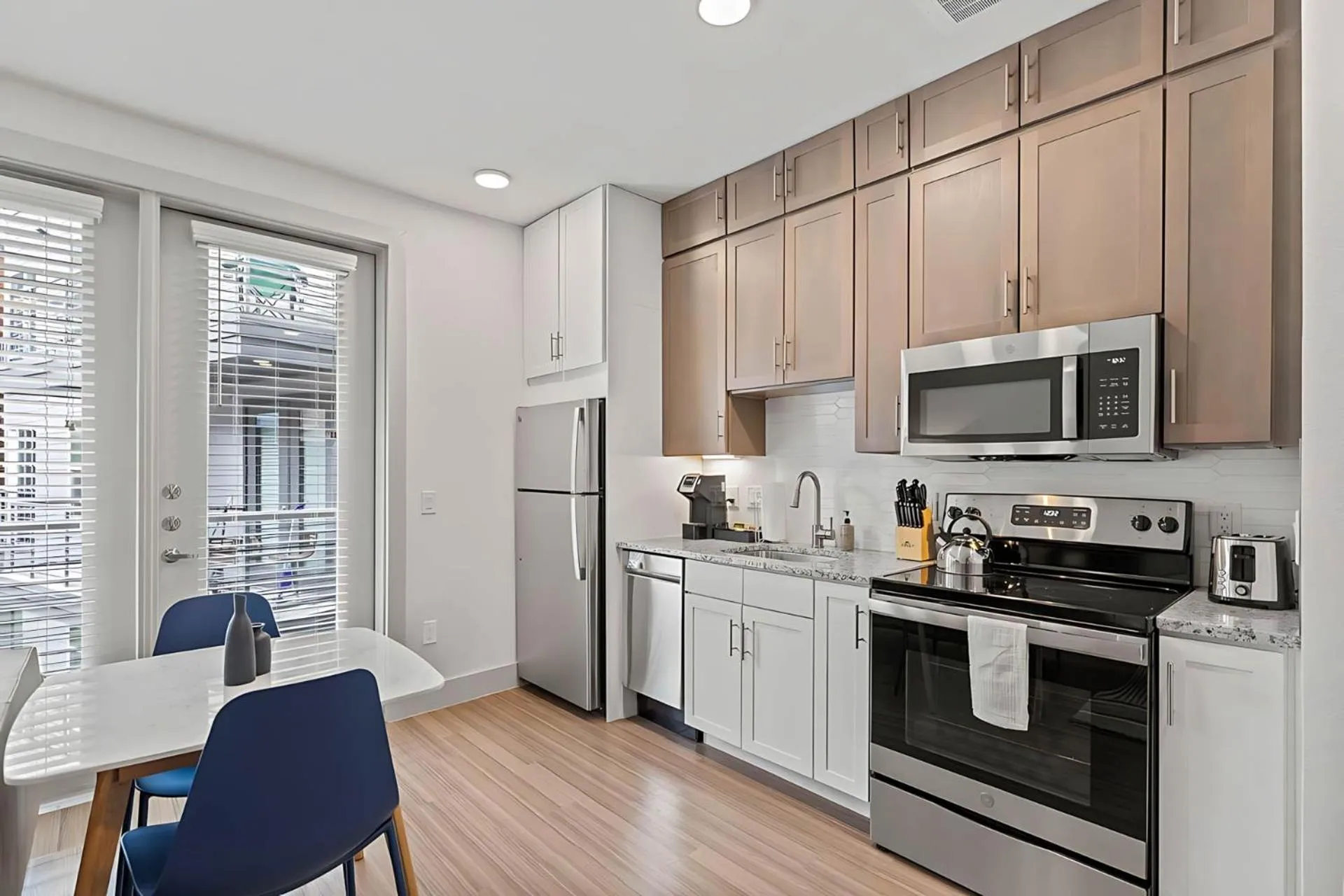 Kitchen or kitchenette in Placemakr Downtown Austin