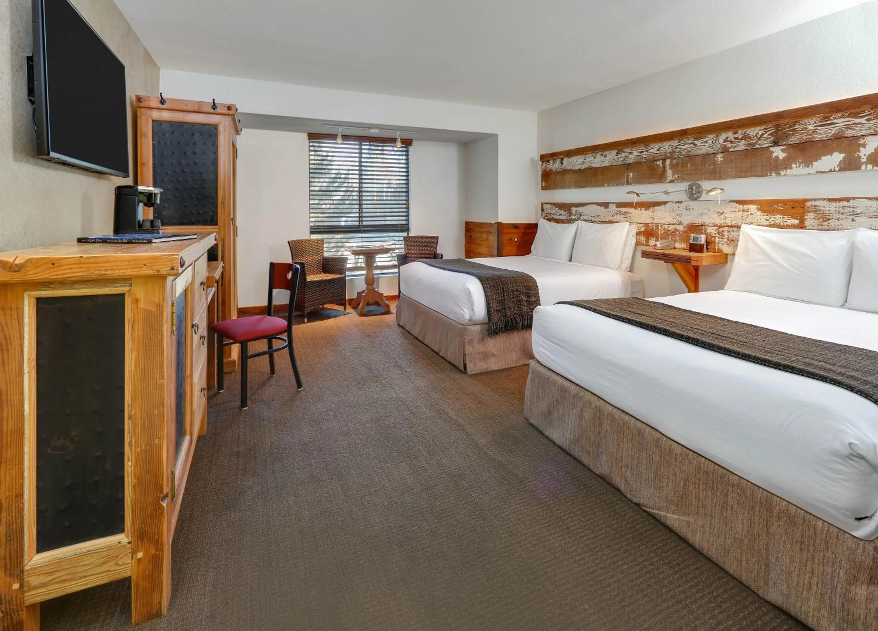 Photo of the whole room, Bed in Inn at South Lake Tahoe
