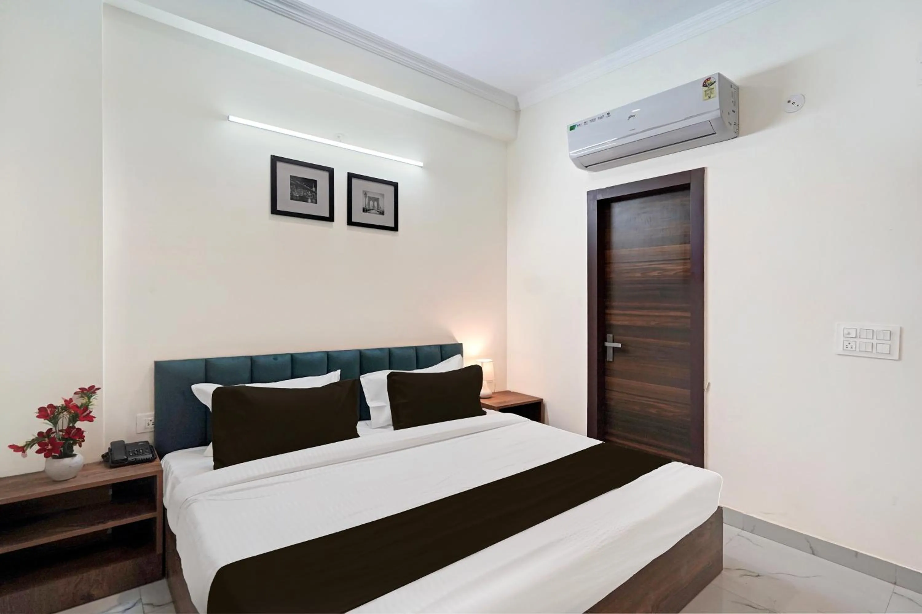 Bedroom in Townhouse Sector 86 Near Sector 83 Metro Station