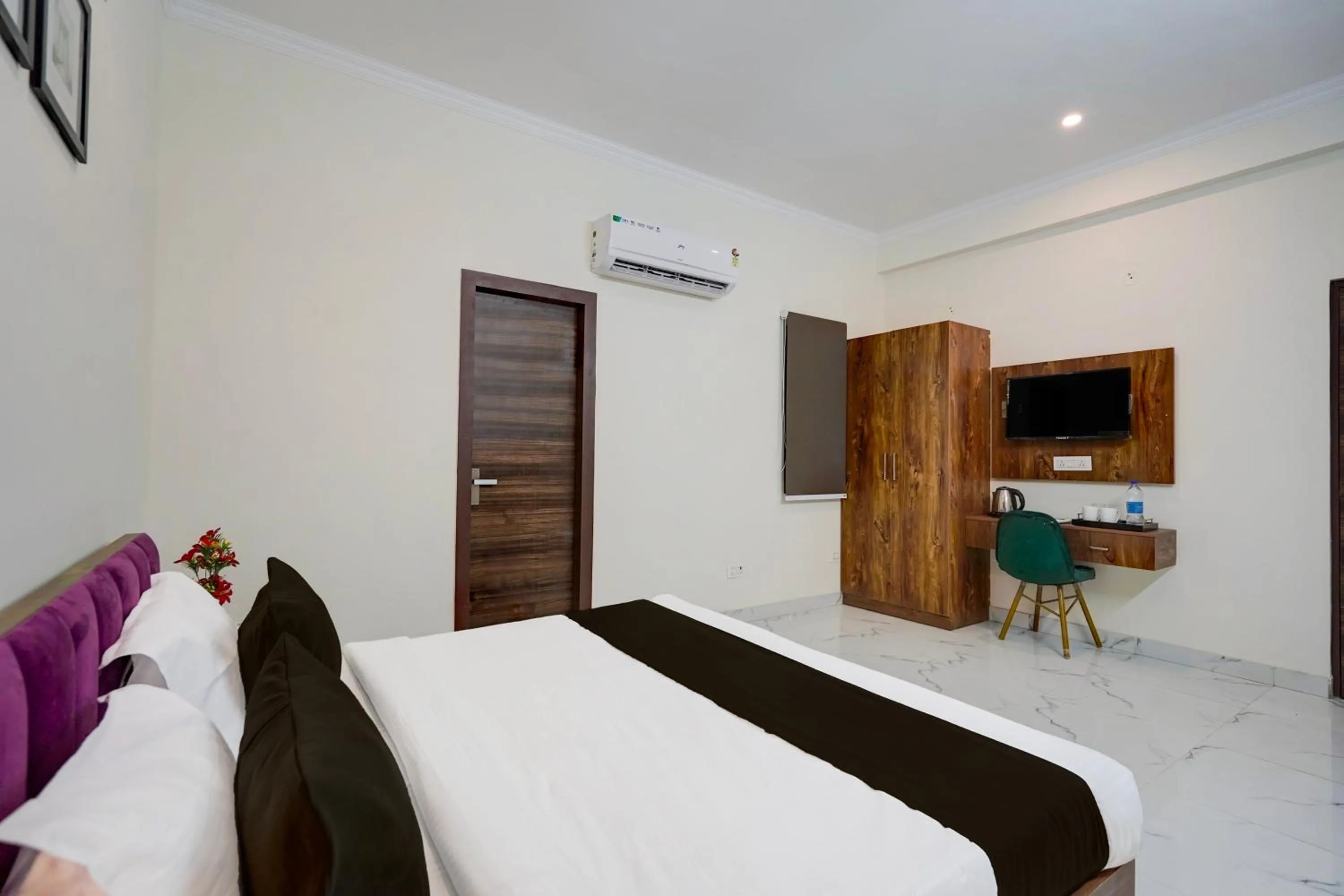 Bedroom in Townhouse Sector 86 Near Sector 83 Metro Station